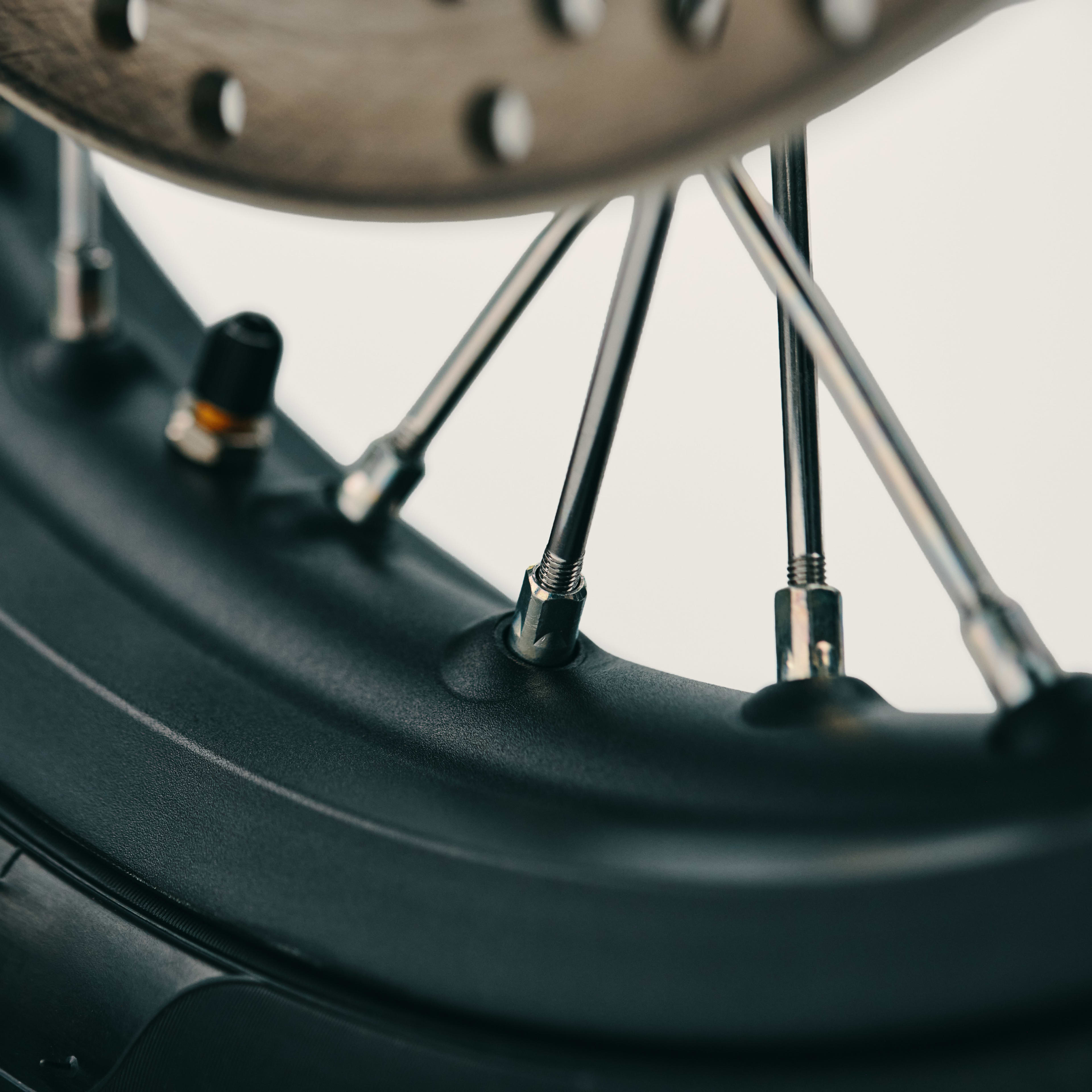 Les roues à rayons complètent le design Bonneville authentique de la T40 Black et contribuent à son agilité et son look noir. Les roues sont fabriquées à partir de jantes légères en aluminium et de rayons traditionnels en acier. Cette combinaison offre solidité et durabilité, tandis que l’aluminium léger garantit une maniabilité facile et agile. Les jantes en aluminium affichent une finition noire et sont associées à des rayons en acier brillant. Ce détail renforce le tempérament de la T40 Black tout en conservant son look résolument classique.