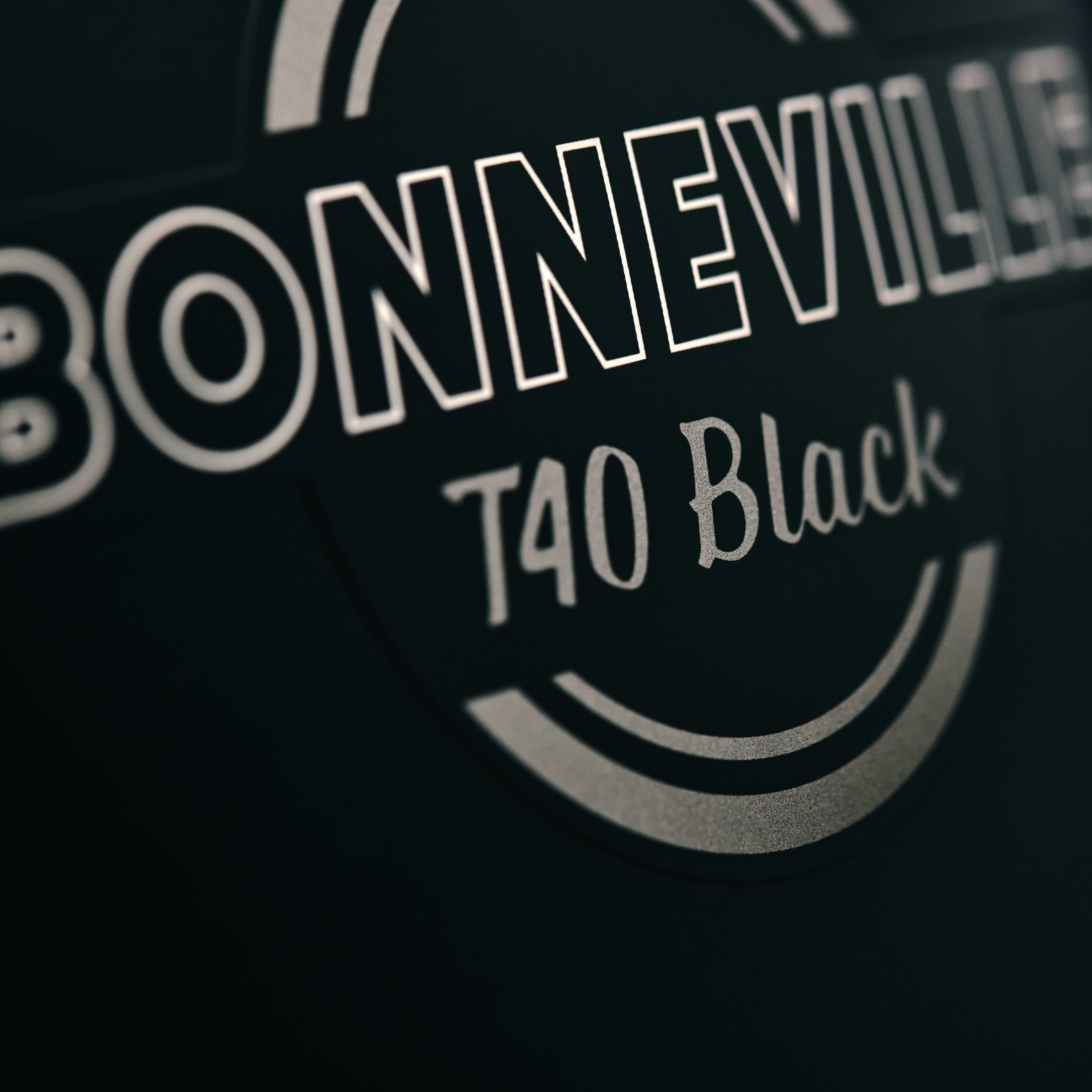 La toute nouvelle application Triumph Navigation se connecte à votre T40 Black pour vous offrir des trajets plus faciles. La nouvelle application Triumph Navigation permet aux utilisateurs de découvrir des itinéraires, d’ajouter des étapes et de gérer chaque détail du trajet avant de partir. Le partage d’itinéraires est facile également, avec des fonctionnalités qui vous permettent d’enregistrer des trajets, d’importer des itinéraires GPX et de les partager avec d’autres motards.