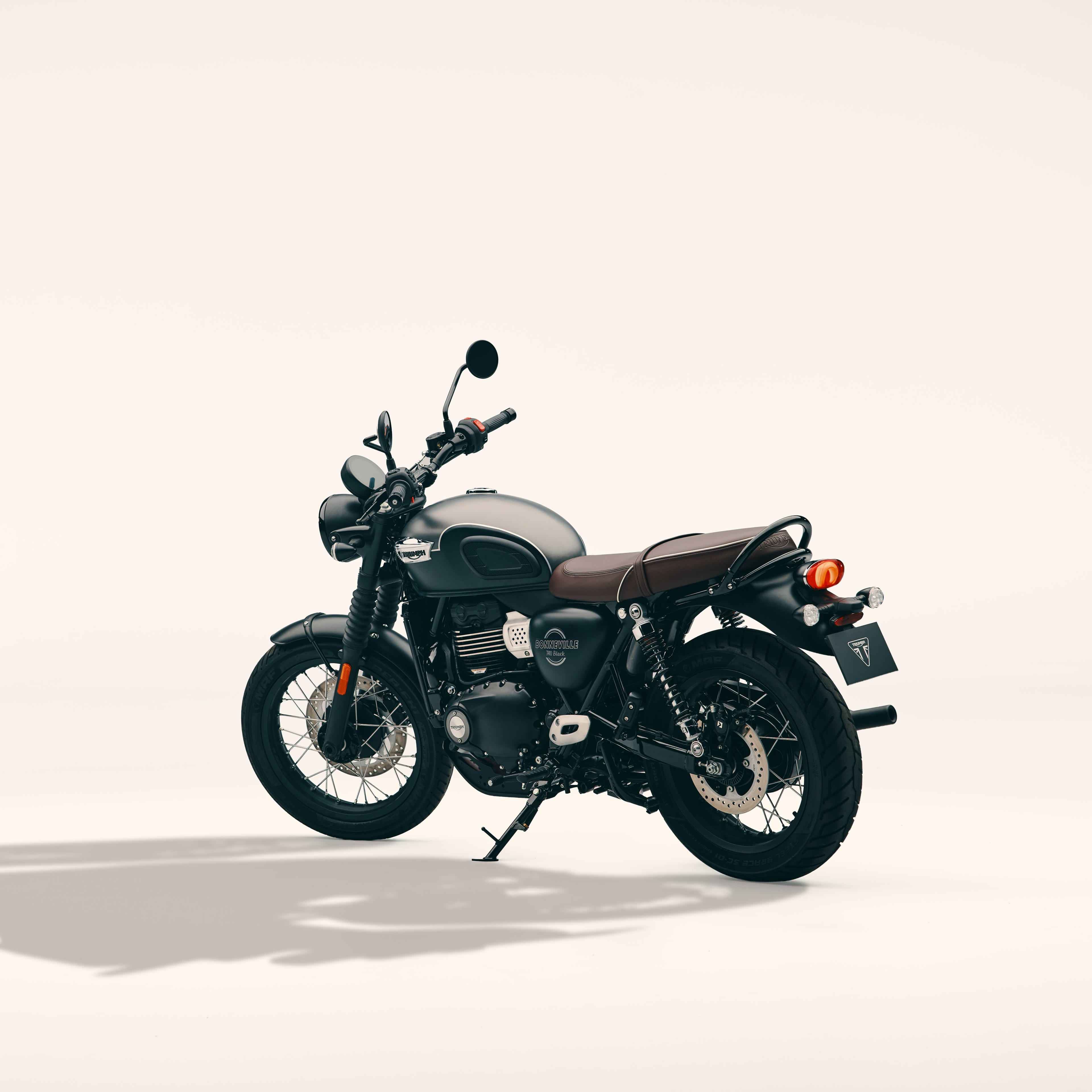 La Bonneville T40 Black est équipée d’aides à la conduite sensibles à l’angle d’inclinaison, d’un ABS optimisé pour les virages et d’un antipatinage optimisé pour les virages. Ces fonctionnalités offrent des performances optimales de freinage et d’antipatinage à tous les angles d’inclinaison, ce qui assure confiance et contrôle aux pilotes, quelles que soient leur expérience ou les conditions.