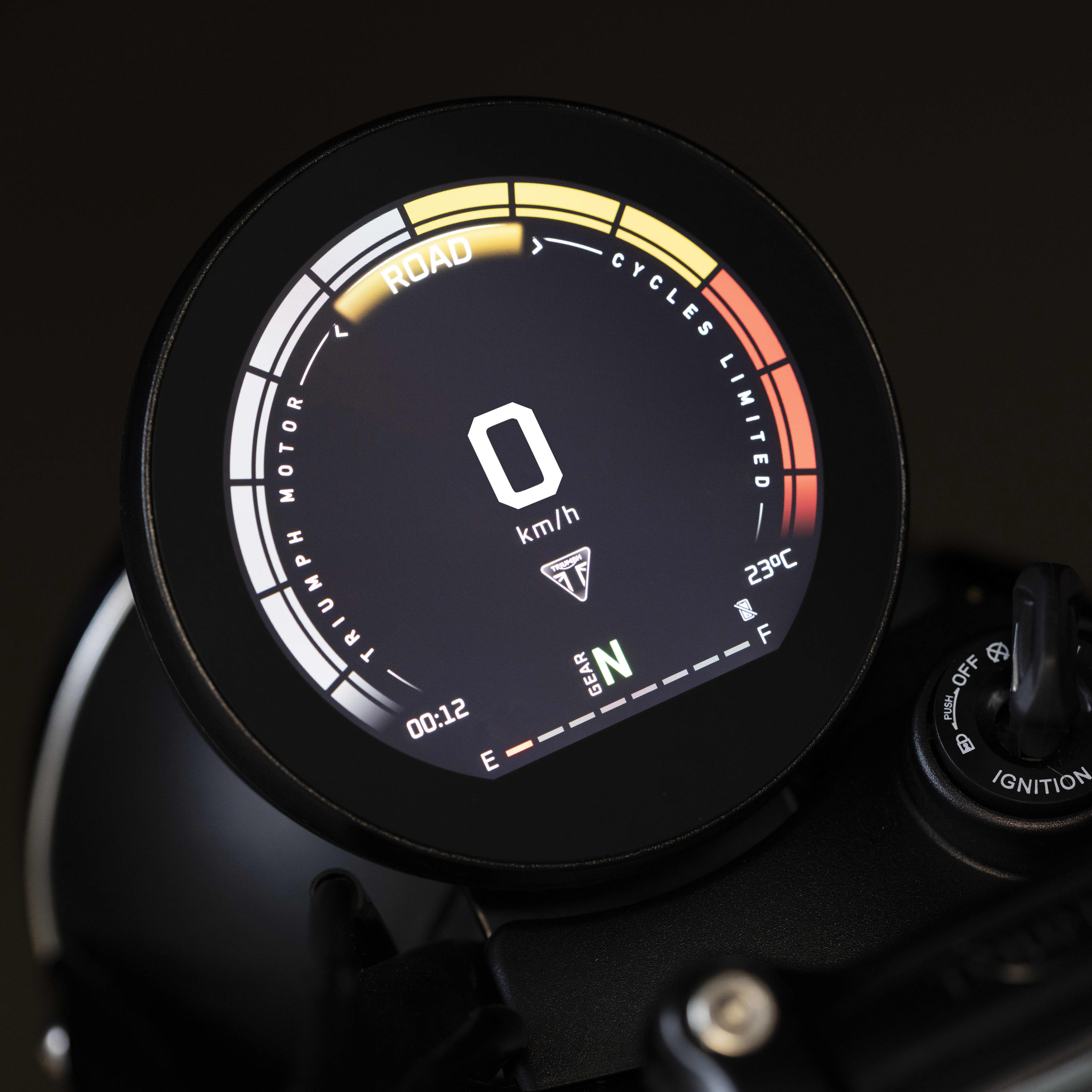 Trois modes préconfigurés et deux modes personnalisables permettent au motard d’adapter la moto à ses préférences et à son style de conduite. Chaque mode de conduite ajuste la réactivité de la commande des gaz, l’antipatinage et l’ABS afin d’offrir une expérience différente en fonction des conditions. Le motard peut ajouter ses modes de conduite préférés dans un menu à accès rapide sur l’écran TFT.