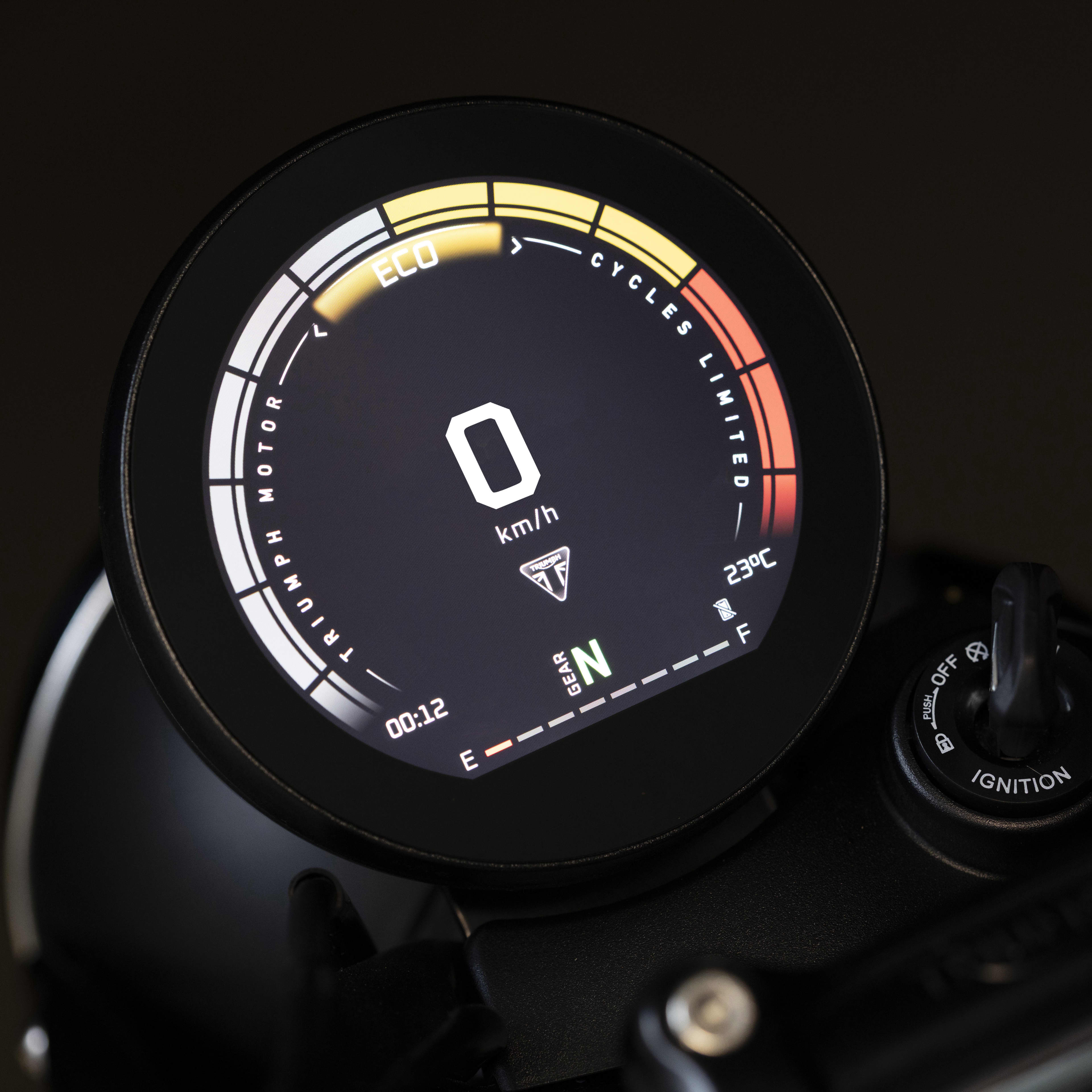 Un nouvel écran couleur TFT rond associe des technologies modernes et un style classique. Les informations de conduite clés, dont le rapport sélectionné, les clignotants, la température ambiante et la jauge de carburant, sont clairement affichées. La partie centrale permet de faire défiler les fonctions de connectivité du téléphone ou les menus de la moto. Des widgets personnalisables sont accessibles par le biais du commodo pour permettre aux pilotes d’accéder facilement à leurs fonctions préférées.