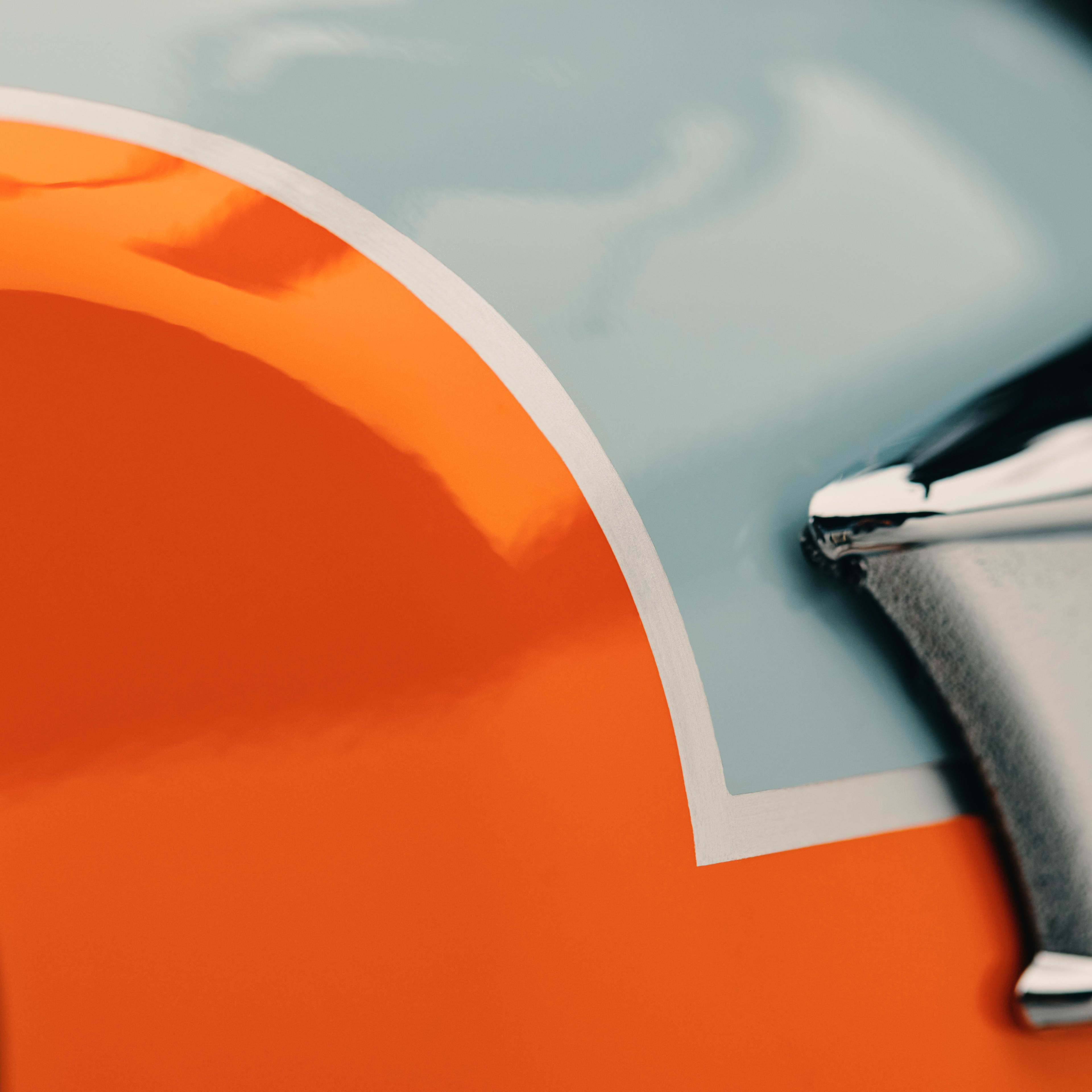Chaque Bonneville T40 bénéficie de finitions faites à la main qui reflètent le souci du détail typique du nom Bonneville. La peinture profonde et intense du réservoir de carburant est ornée d’un liseré peint à la main complétant les peintures à deux tons. Ce niveau de savoir-faire artisanal exceptionnel définit une nouvelle norme en veillant à ce que la Bonneville T40 éblouisse systématiquement les motards.
