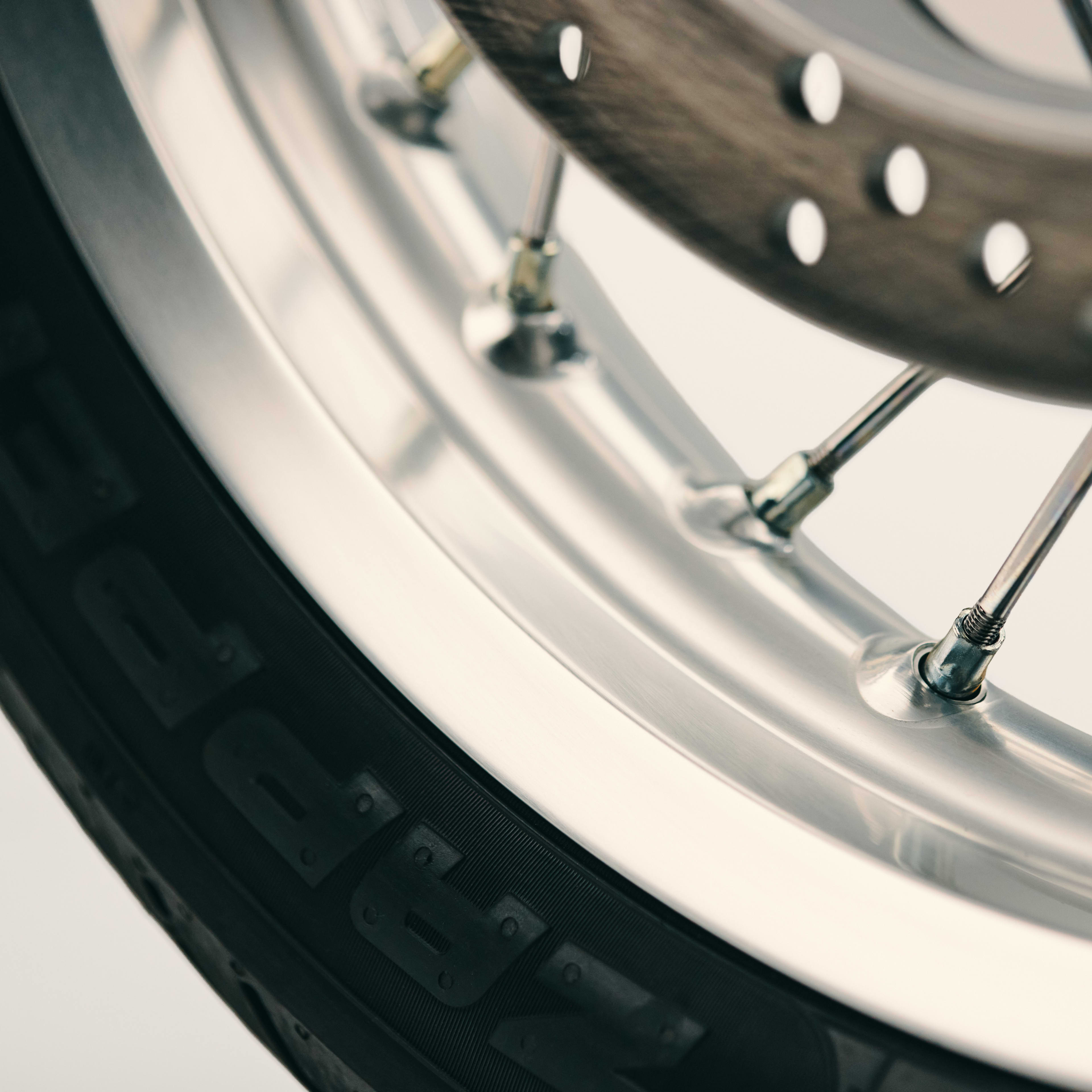 Les roues à rayons complètent le design Bonneville authentique de la T40 et contribuent à son agilité. Les roues sont fabriquées à partir de jantes légères en aluminium et de rayons en acier traditionnels. Cette combinaison offre solidité et durabilité, tandis que l’aluminium léger garantit une maniabilité facile et agile.