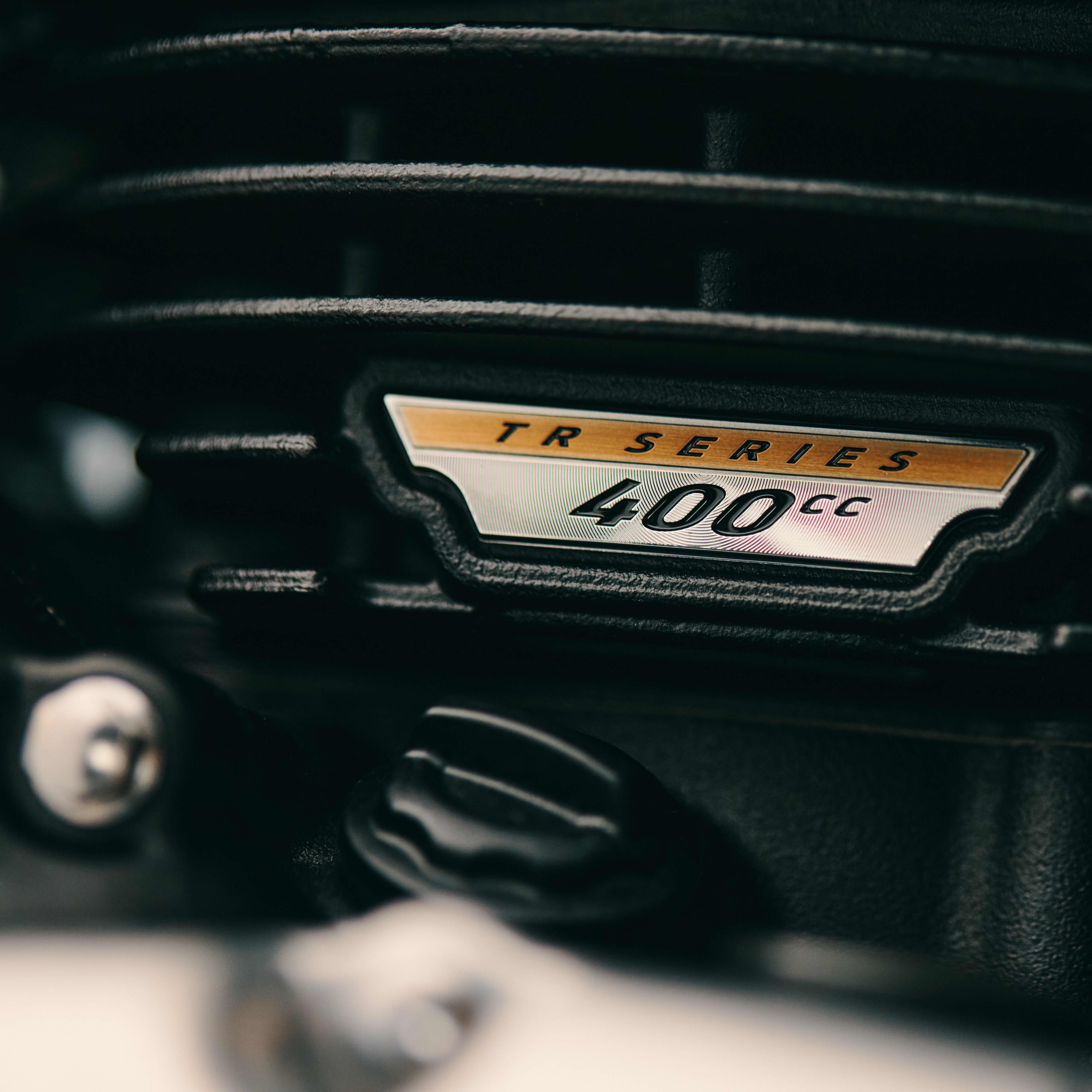 Le superbe moteur TR Series de 400 cm<sup>3</sup> affiche le profil épuré et minimaliste indissociable des Triumph Modern Classic. Les ailettes de refroidissement usinées brillantes de la culasse et les grands supports de collecteur à ailettes rappellent les Bonneville du passé. Accentuant le look classique, les carters d’embrayage et d’alternateur en aluminium brossé apportent une apparence haut de gamme qui complète le style intemporel.