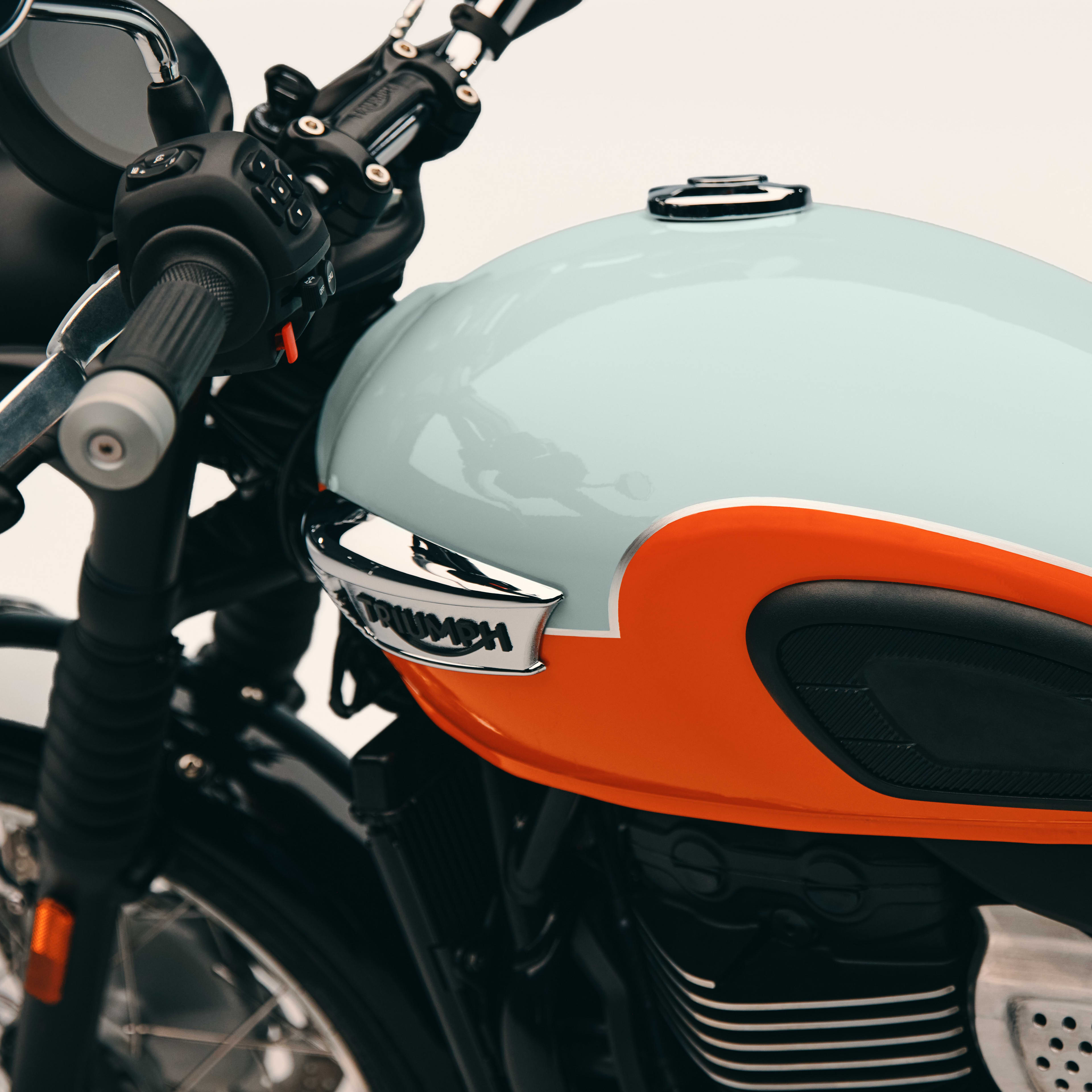 Le réservoir de carburant en goutte d’eau de la Bonneville T40 est au cœur de sa silhouette emblématique. Immédiatement reconnaissables, sa forme gracieuse et ses proportions équilibrées sont au cœur de l’intemporel look Bonneville et dotent la moto d’une présence assurée et élégante. Les peintures inspirées de notre héritage et le liseré peint à la main soulignent la forme du réservoir et renforcent l’apparence de qualité et le souci du détail.
