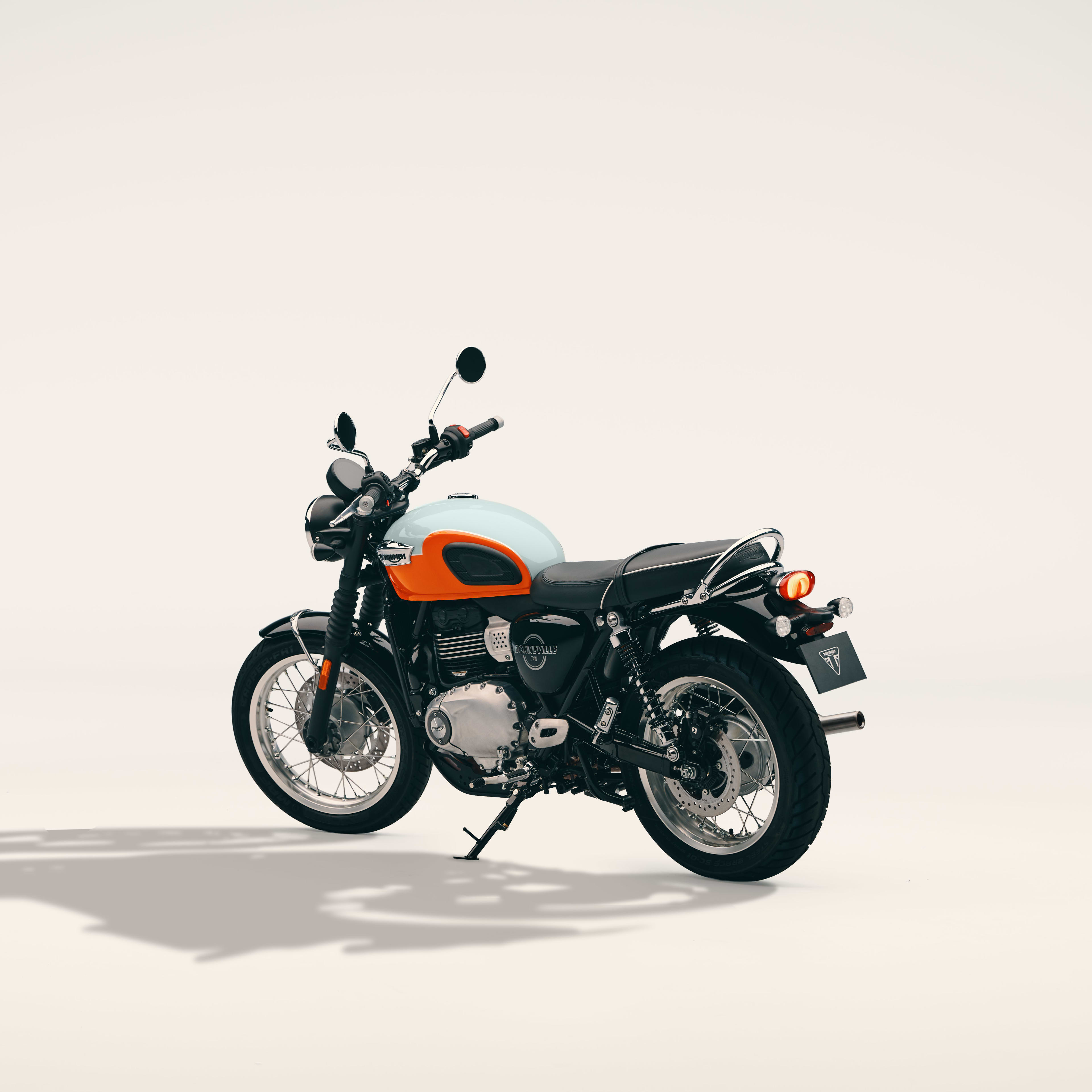 La Bonneville T40 est équipée d’aides à la conduite sensibles à l’angle d’inclinaison, d’un ABS et d’un antipatinage optimisés pour les virages. Ces fonctionnalités offrent des performances optimales de freinage et d’antipatinage à tous les angles d’inclinaison, ce qui assure confiance et contrôle aux pilotes, quelles que soient leur expérience ou les conditions.