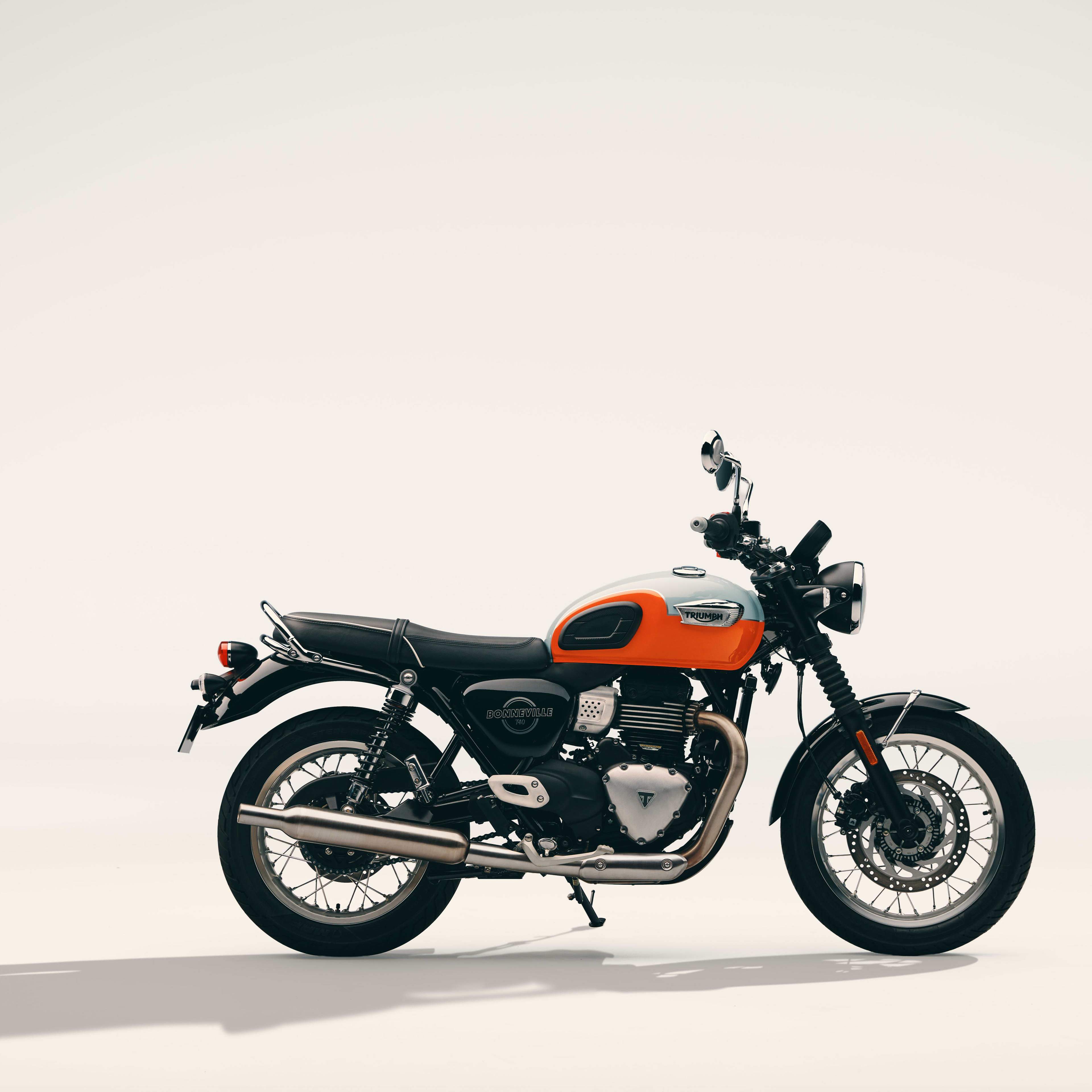 La Bonneville T40 reprend les codes esthétiques inimitables des modèles de plus grosse cylindrée de la famille Bonneville, avec une silhouette classique immédiatement reconnaissable. Le réservoir de carburant en goutte d’eau, le phare rond et les garde-boue plus longs affichent des lignes gracieuses, tandis qu’un silencieux conique complète le design et crée des proportions équilibrées et un design intemporel. La fourche classique et le double amortisseur arrière créent un look cohérent, tout en veillant à ce que la T40 reste fidèle à son héritage et soit immédiatement reconnaissable comme une Bonneville.