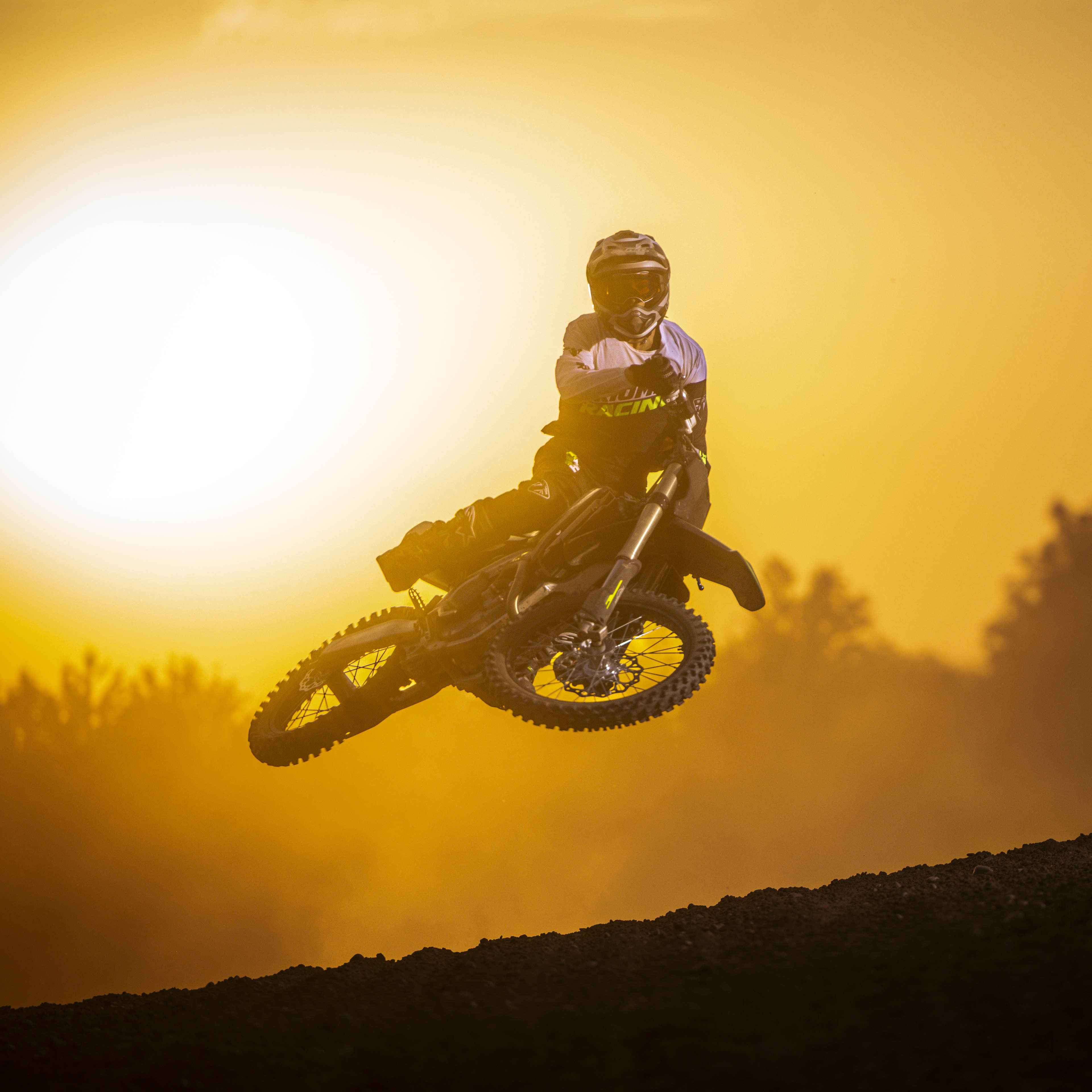 Het lichtgewicht aluminium frame en de compacte, op het zwaartepunt gecentreerde configuratie zorgen voor vlijmscherpe richtingscontrole en snelle lijnwisselingen, precies wat nodig is op het hoogste competitieniveau waar elke milliseconde telt. Deze geoptimaliseerde balans, ontwikkeld door de R&amp;D-afdeling van Triumph in samenwerking met rijders in de voorhoede van de competitie, geeft rijders het vertrouwen om voluit te gaan op spronghellingen en in sporen en ritmesecties met precisie door te rijden, terwijl ze het gas regelen voor maximale prestaties.