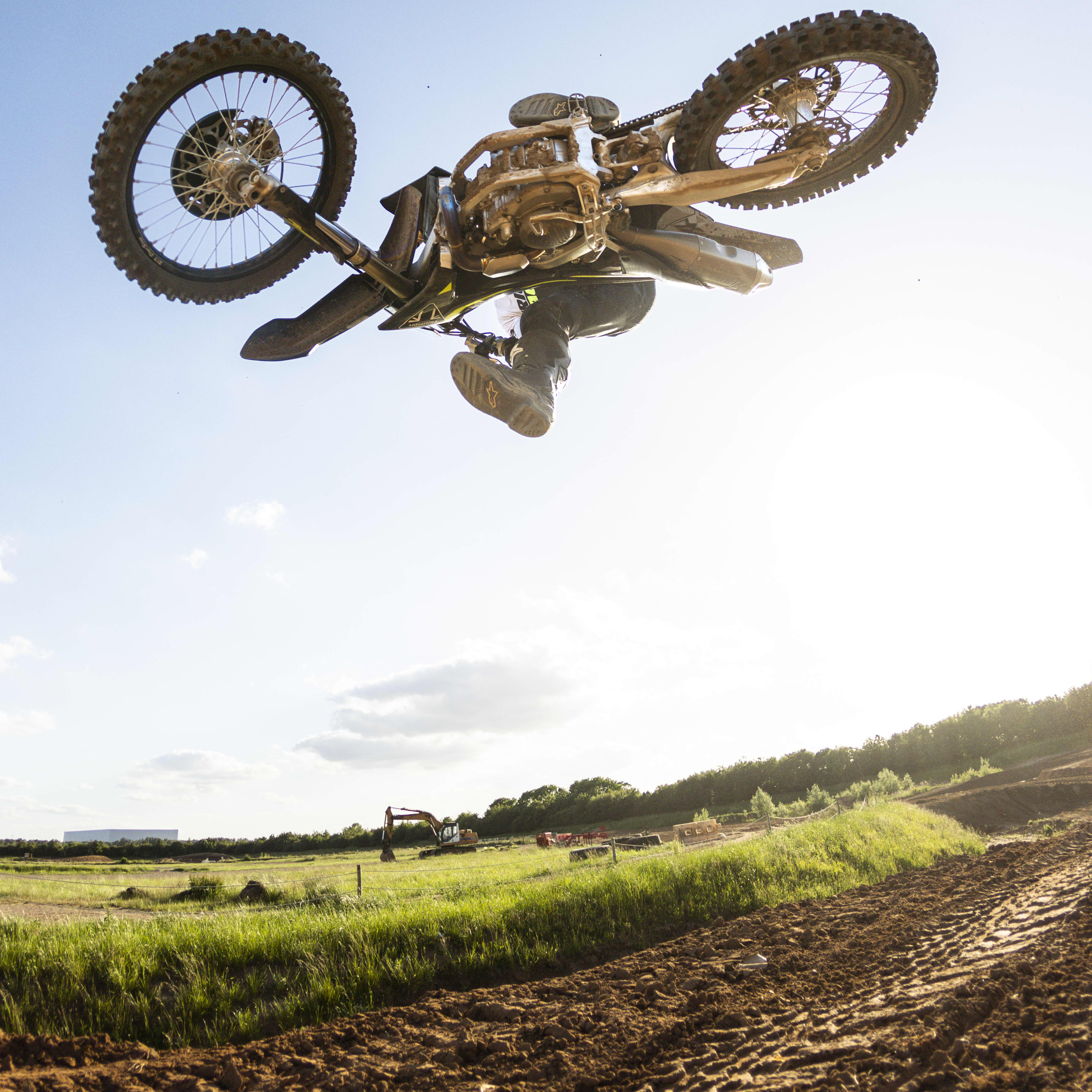 De geoptimaliseerde driehoek van stuur, zadel en voetsteunen – geïnspireerd op de feedback van professionele racers en kampioenen – zorgt voor een natuurlijke, aanvalsklare rijhouding die explosieve acceleratie, hard remmen en snelle overgangen in de zwaarste technische stukken ondersteunt. Het ProTaper ACF-stuur met koolstofkern, de ODI lock-on-handvatten en het zadel met motorcross-profiel werken samen om vermoeidheid te minimaliseren en tegelijkertijd de mobiliteit en controle van de rijder tijdens intense races te maximaliseren.
