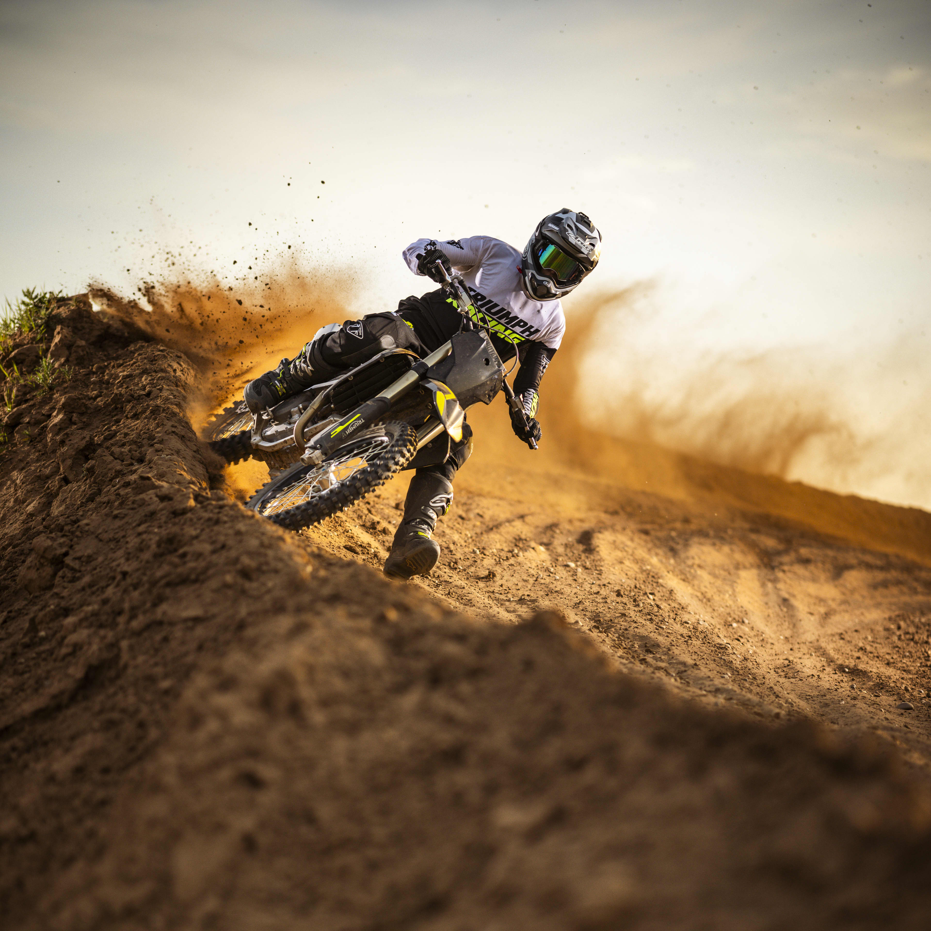 De hoogtoerige eencilindermotor van de TF 250-X is ontwikkeld op basis van feedback uit de zwaarste Grand Prix-motorcrossevenementen en supercross-arena’s en is ontworpen voor maximale prestaties in topwedstrijden. Het ultracompacte ontwerp met lage massatraagheid zorgt voor een snelle gasrespons, snelle acceleratie en een nauwkeurige vermogensafgifte, voor perfecte holeshots en vertrouwen bij het nemen van sprongen, het rijden in sporen of het aanvatten van ritmesecties. Dankzij de race-winnende mentaliteit van dit model ervaren rijders een scherp en direct rijgevoel voor de ultieme, vertrouwenwekkende rijervaring, of ze nu als weekendrijders de strijd aangaan met vrienden of strijden voor de eer op het hoogste niveau.