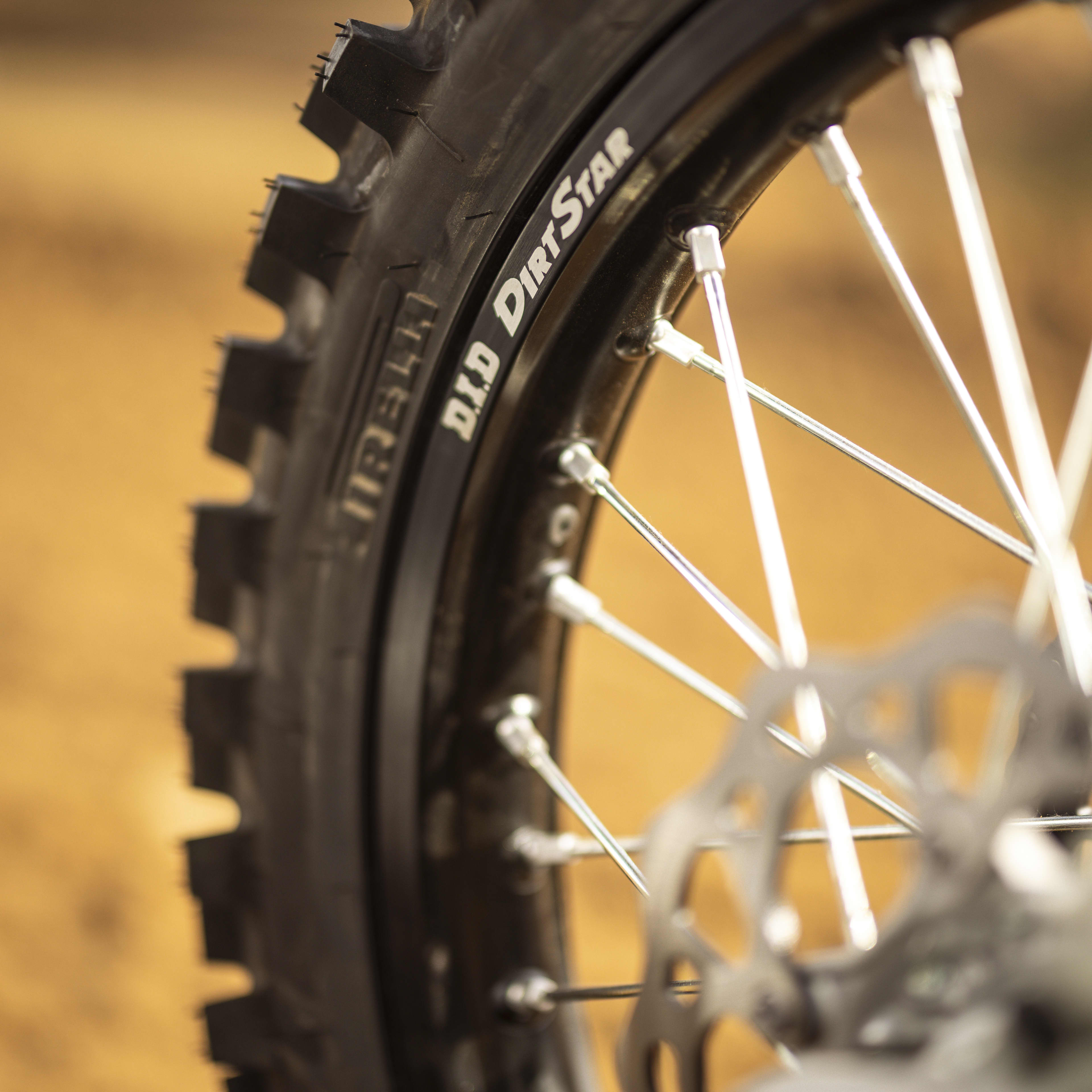 Lichtgewicht, zeer sterke D.I.D DirtStar 7000-serie aluminium velgen bieden een hoge mate van duurzaamheid bij herhaalde schokken op racetempo en zorgen voor een consistent rijgevoel in de zwaarste omstandigheden. In combinatie met de in de racewereld beproefde Pirelli MX32 mid-soft banden biedt dit pakket uitzonderlijke grip, voorspelbaar slipgedrag en krachtige remtractie, voor vertrouwen en controle op zachte tot middelharde ondergrond en in technisch uitdagende secties.
