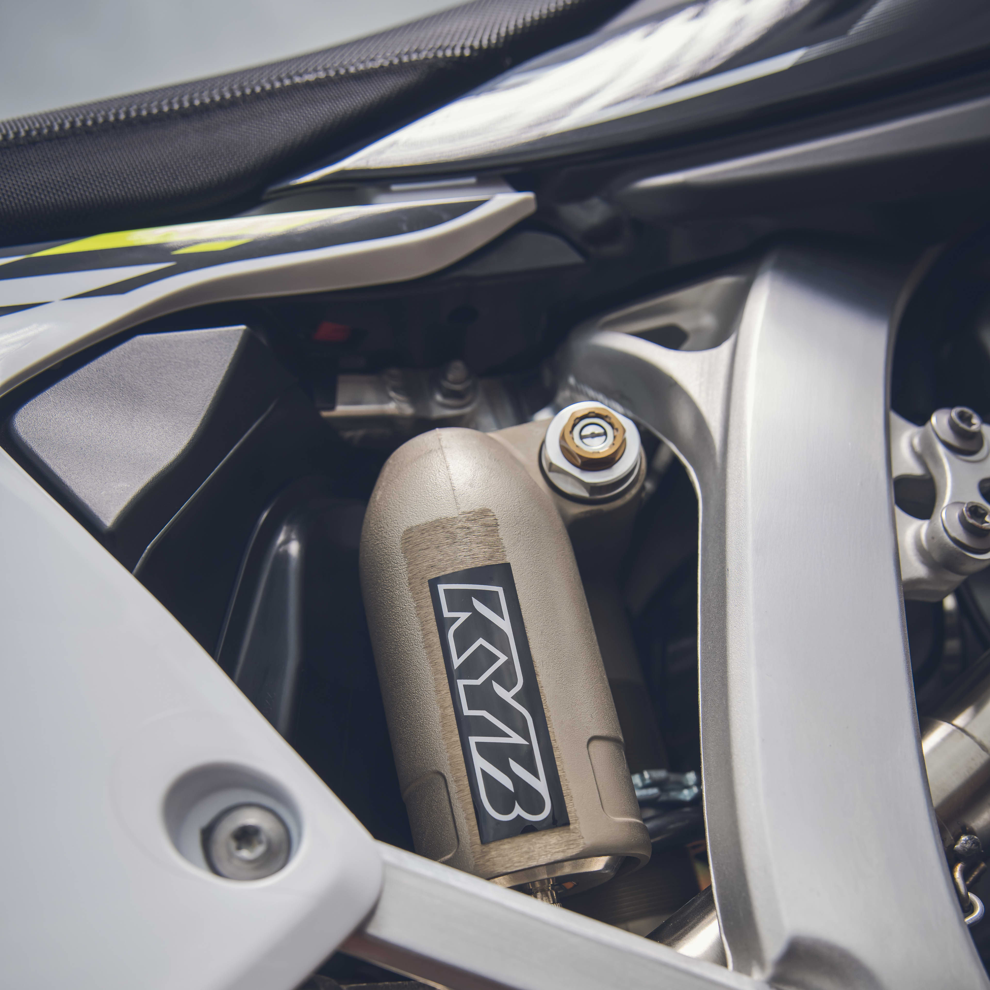 Suspension KYB premium réglable et précise en compétition.