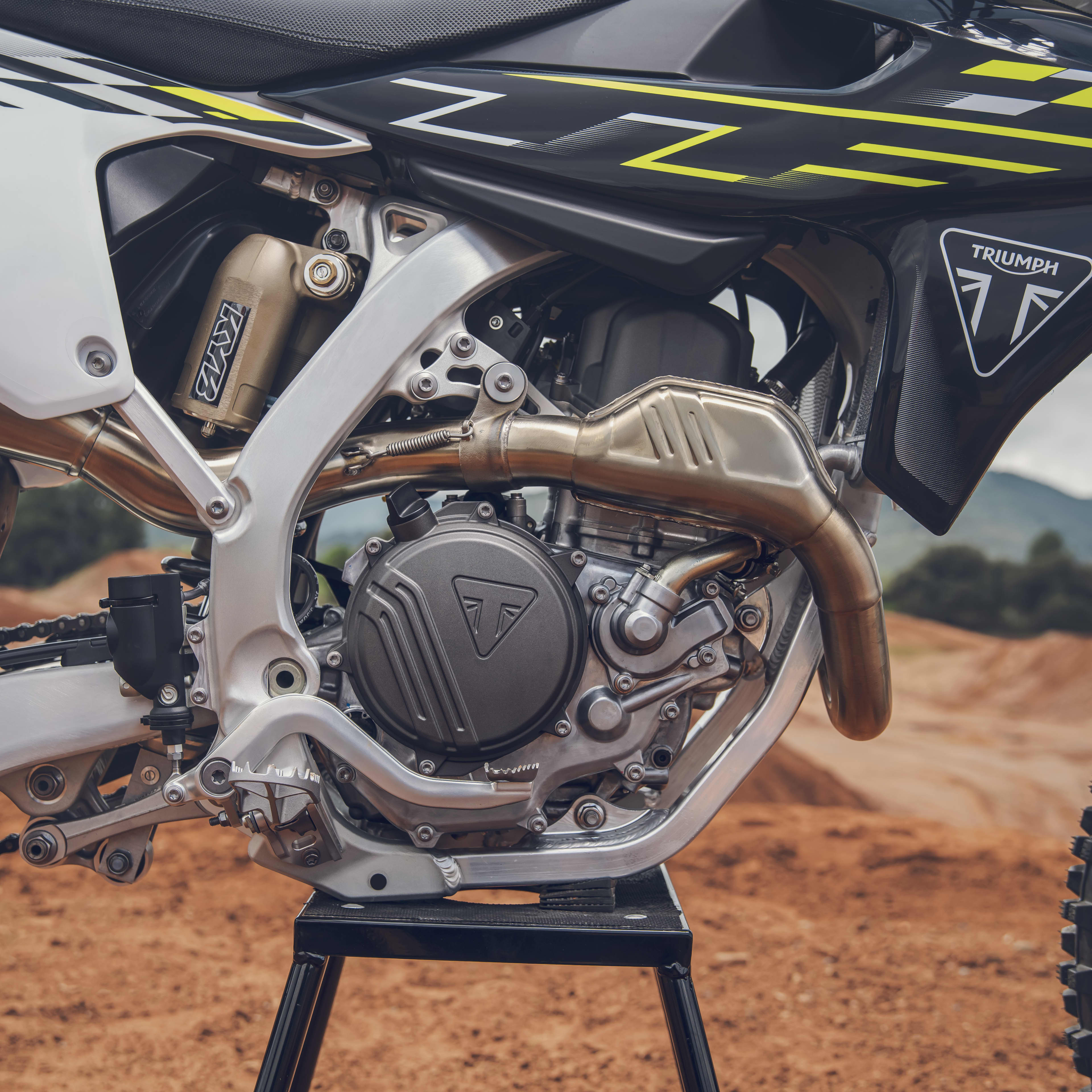De 450-aandrijflijn is ontwikkeld voor races met enorm veel koppel, brute kracht en verfijnde controle. De Triumph 450-cc viertakt ééncilindermotor levert enorm veel koppel, een scherpe gaskleprespons en toonaangevende prestaties.