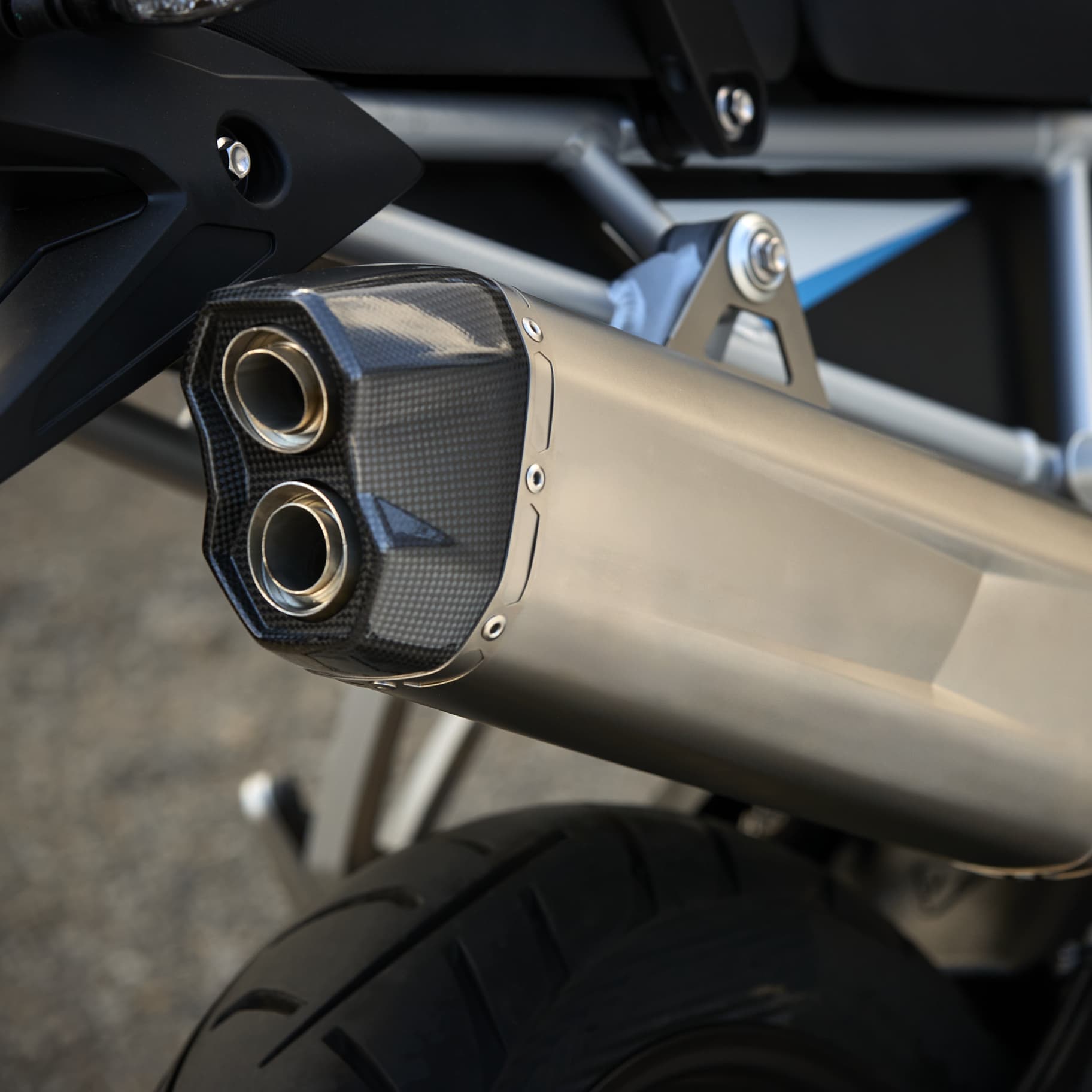 เครื่องยนต์สามสูบแบบ T-Plane 900cc ให้สมรรถนะช่วงรอบต่ำที่ควบคุมได้ง่าย พร้อมช่วงรอบกลางที่นุ่มนวล และกำลังระดับแนวหน้าที่ 108PS