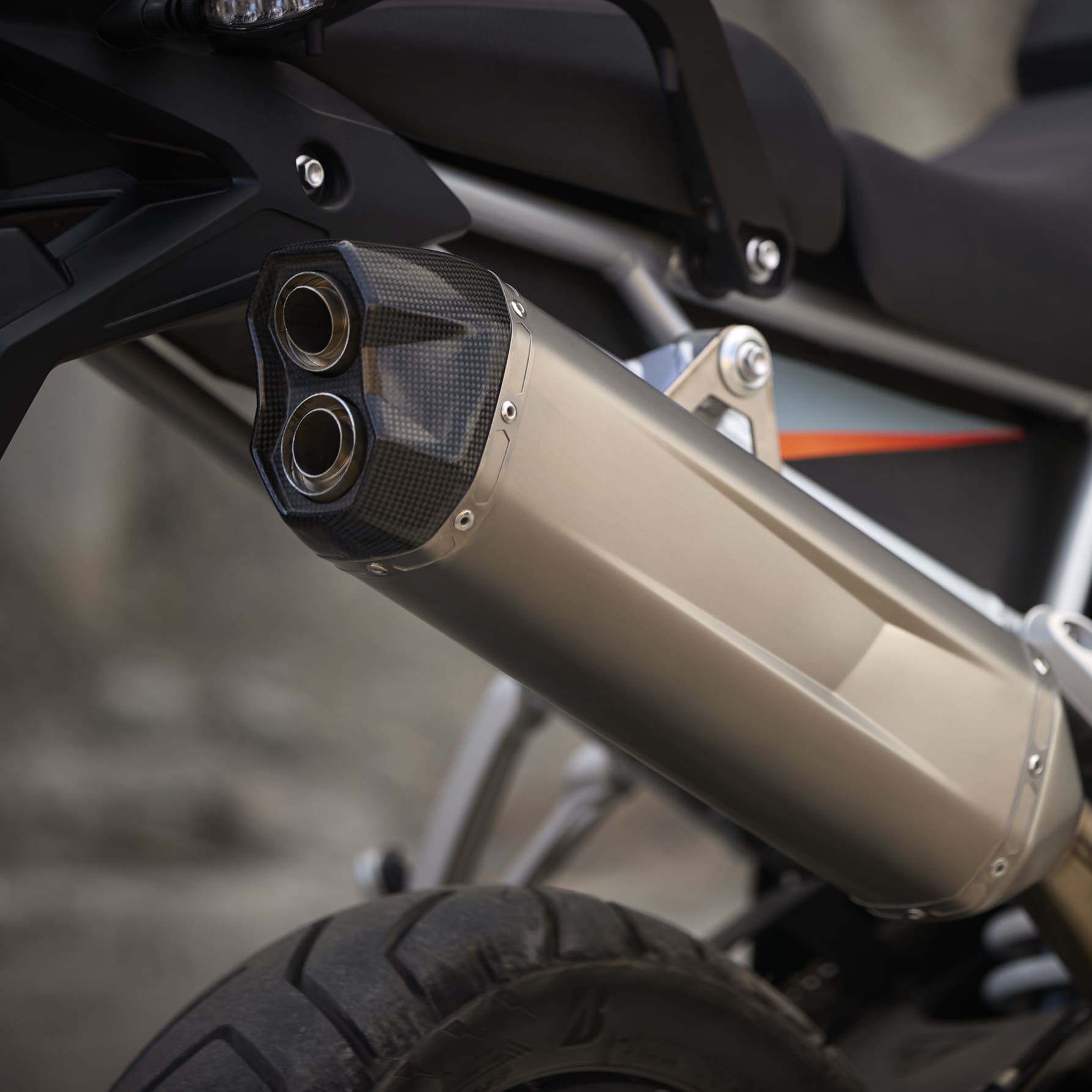 เครื่องยนต์สามสูบแบบ T-Plane 900cc คือสุดยอดเครื่องยนต์สำหรับรถ Adventure ขนาดกลาง ที่ให้กำลังระดับแนวหน้าถึง 108 PS