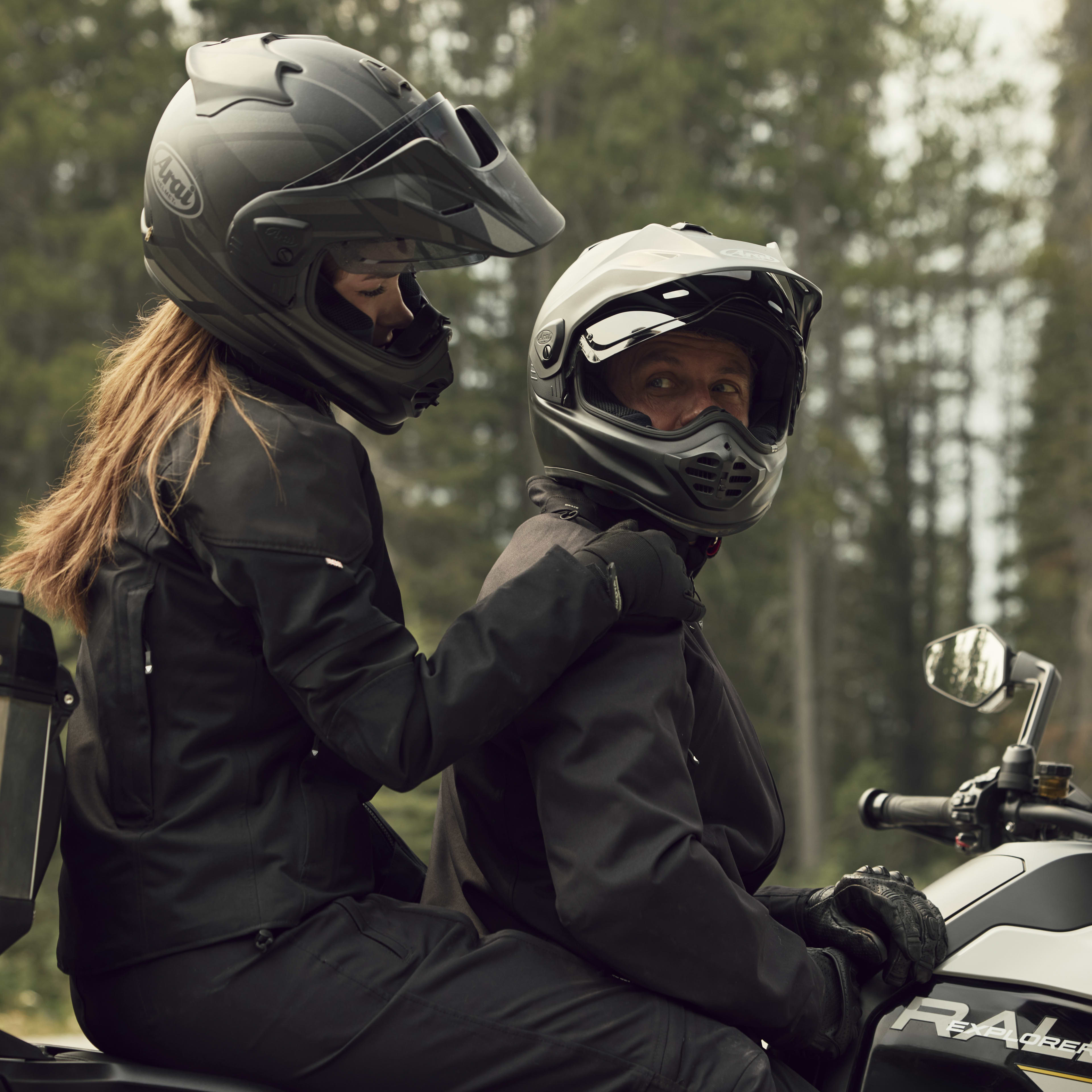 Riprogettata con una schiuma più spessa di 10 mm per un comfort superiore, la sella del pilota e del passeggero mantengono la stessa altezza accessibile grazie a un uso più efficiente dello spazio all'interno del telaio della moto. La robusta struttura in vinile saldato sulla sella del pilota riduce le cuciture ingombranti per un comfort superiore, mentre le selle riscaldabili per pilota e passeggero sono offerte di serie su tutte le varianti per garantire comfort in ogni condizione, chilometro dopo chilometro.