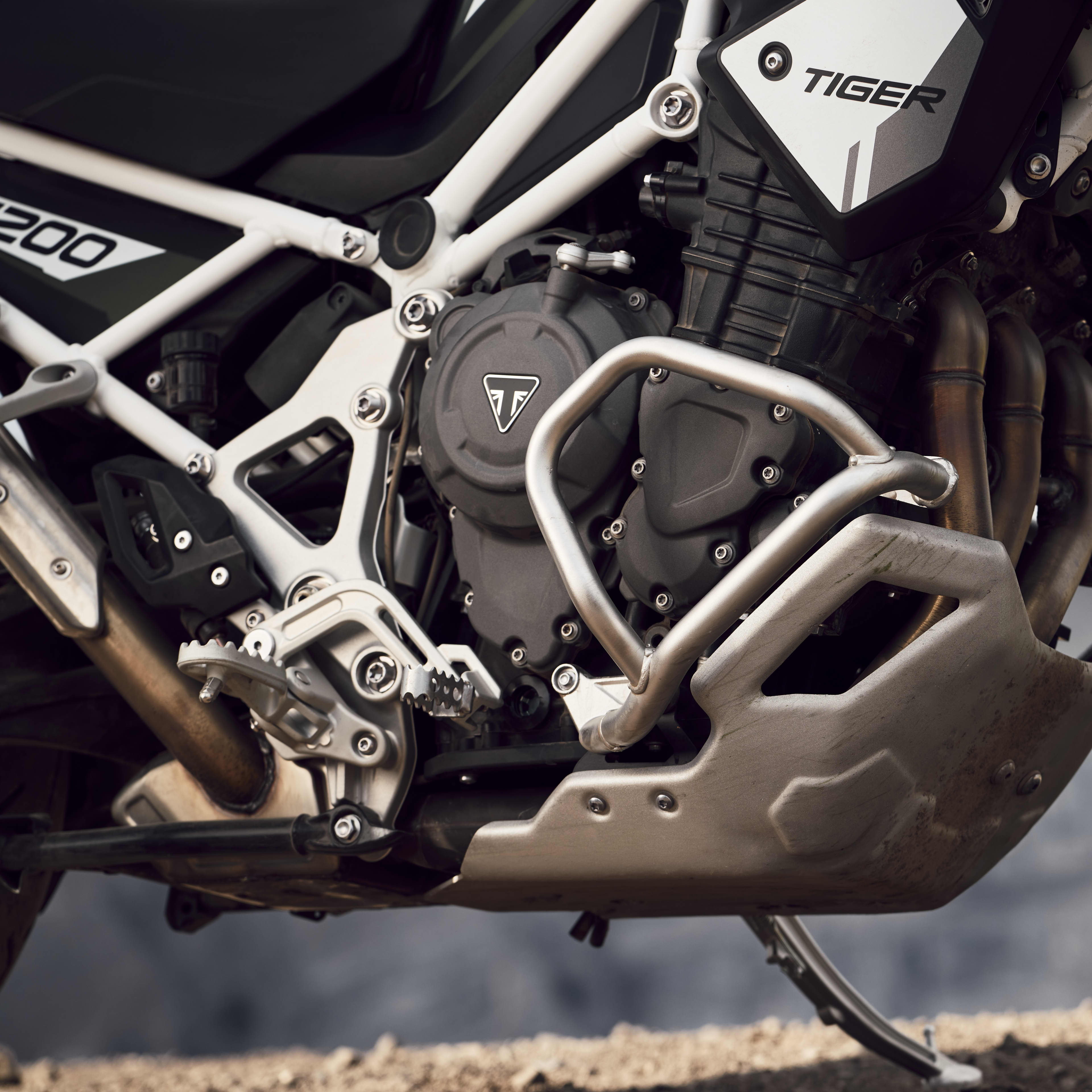 La 1200 dernière génération offre un niveau inédit de raffinement. La nouvelle version du vilebrequin et de l’arbre d’équilibrage de vilebrequin optimise la masse en rotation à l’intérieur du moteur, tandis que le nouveau profil d’arbre à cames rend l’ouverture des soupapes plus progressive et fluidifie le chevauchement entre les courses pour une meilleure maniabilité à bas et moyen régimes. Le contrôle rigoureux des principaux paramètres opérationnels du moteur garantit un jeu précis aux soupapes et un fonctionnement exceptionnellement silencieux.