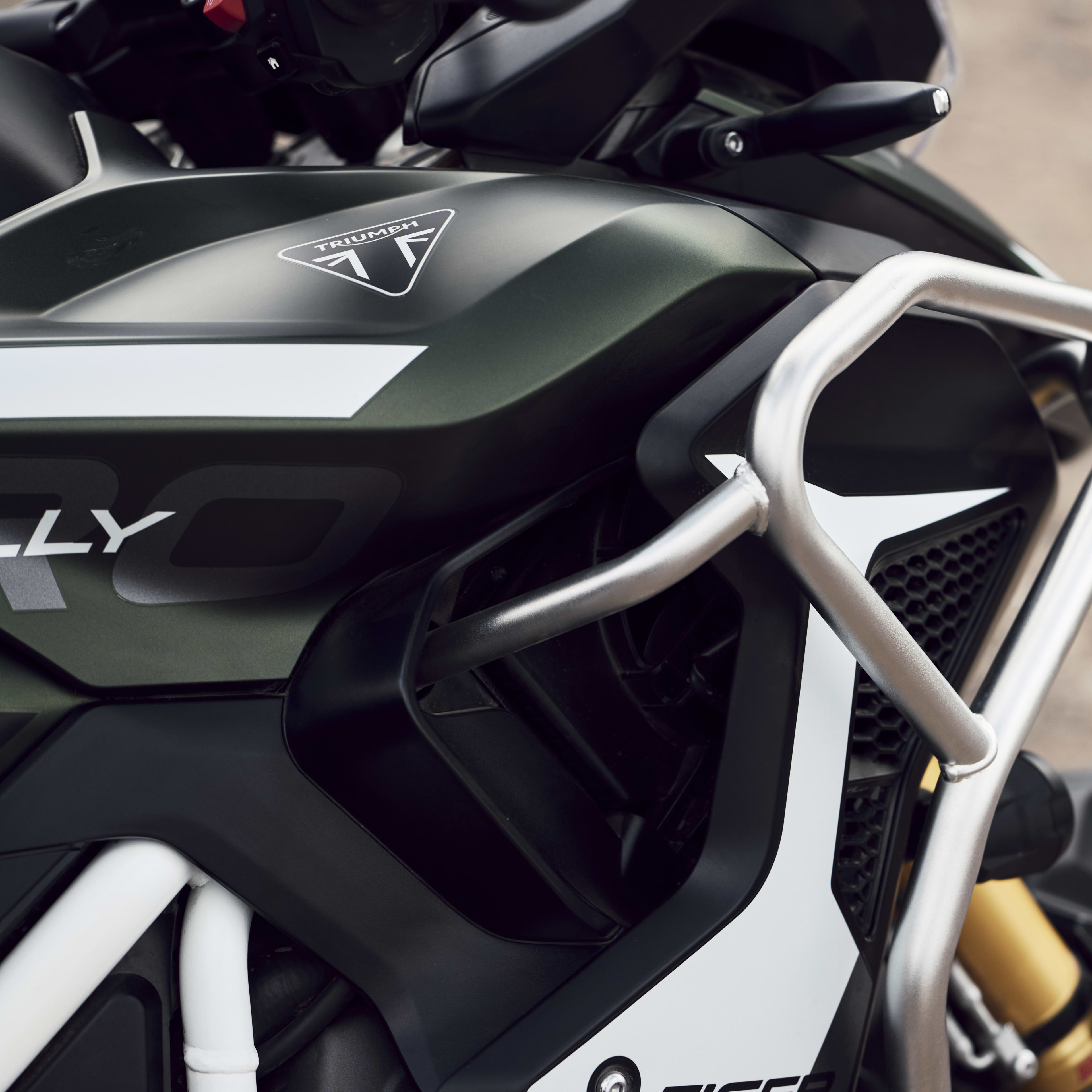 La protection est complète, des plaques de protection standard aux carénages de carter d’huile en aluminium résistant sur les versions Rally, en passant par les barres inférieures de protection du moteur sur les versions Explorer, et les barres supérieures de réservoir de carburant sur la Rally Explorer. Quelle que soit la version choisie, une gamme complète d’accessoires vous protégera lorsque vous sortirez des sentiers battus.