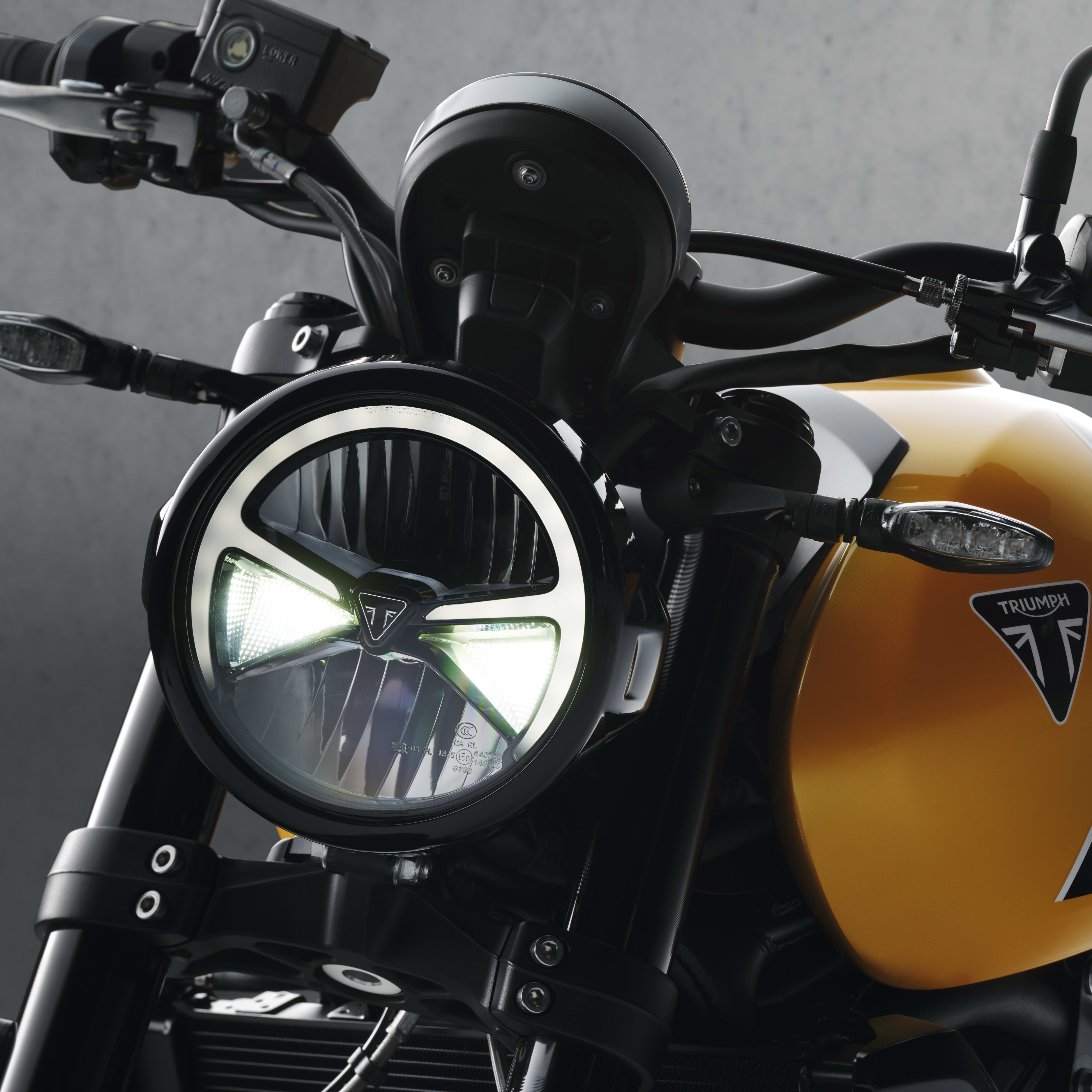 La intuitiva tecnología integrada en la moto aumenta la confianza y la comodidad para que puedas concentrarte en disfrutar de la carretera.
