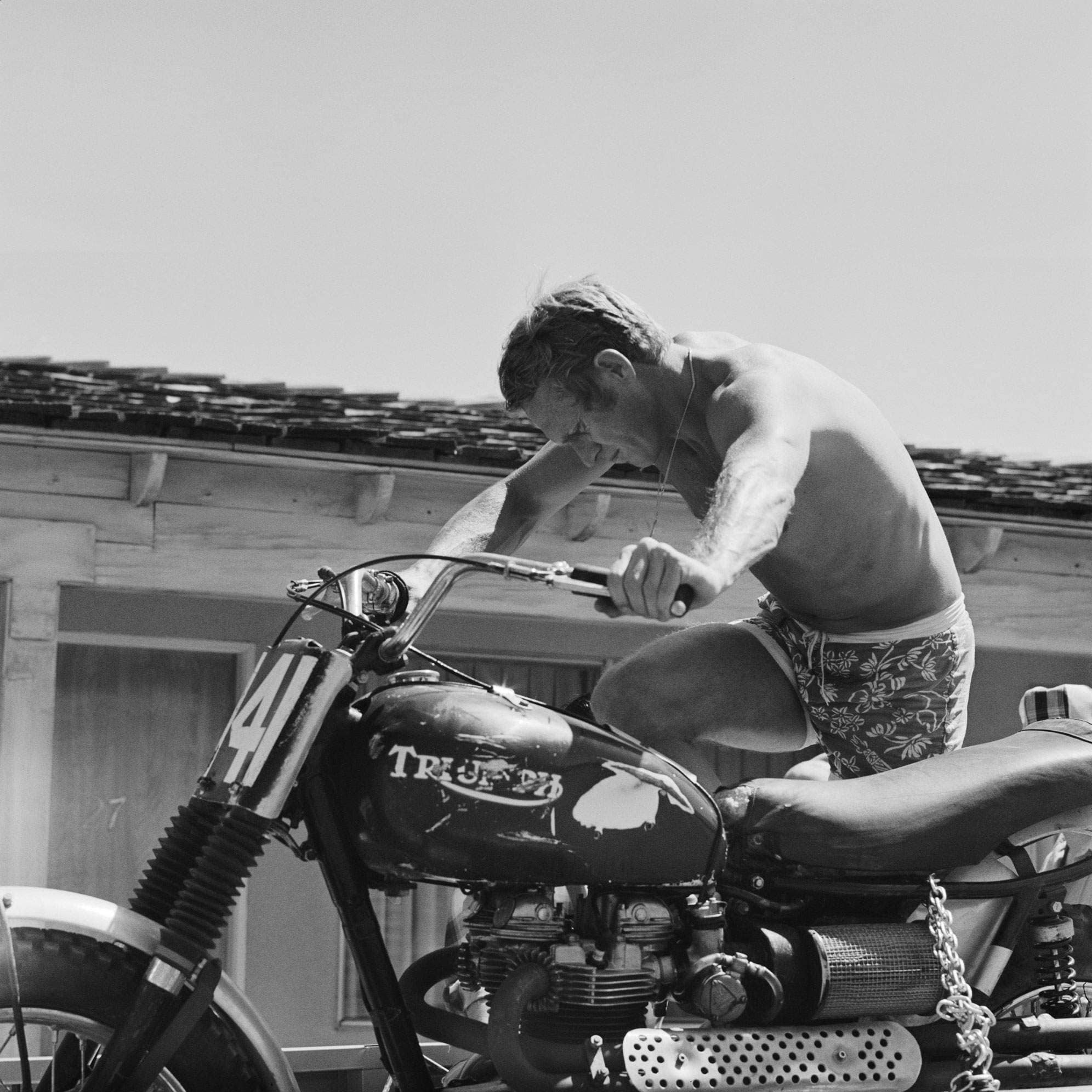 The icons Adopted by the greats, we saw Steve McQueen as he took his 650cc Bonneville into the Californian desert, Evel Knievel, as he chose a Bonneville T120TT for his infamous leap over the fountains at Caesars Palace. The icon found its way into the hands of musicians, actors and riders who loved the motorcycle like it gave them purpose.