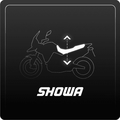 Les systèmes de la moto surveillent en continu la vitesse et le freinage à l’aide d’une pompe hydraulique pour réduire la pression de la suspension arrière et abaisser la selle de 30 mm lorsque vous vous arrêtez, que vous rouliez en solo, à deux ou avec des bagages. Lorsque vous redémarrez, la hauteur optimale est rétablie en quelques secondes seulement. Une fois la béquille latérale déployée, la pression de suspension restante se relâche complètement pour abaisser la moto dans sa position la plus basse et faciliter la montée et la descente. La fonction d’abaissement automatique peut également être facilement activée ou désactivée selon les préférences du pilote.