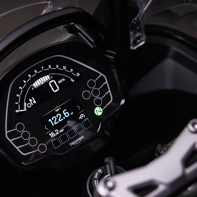 La Tiger Sport 800 comprend des technologies d’assistance innovantes qui lui permettent d’être sûre et stable dans différentes situations et de s’adapter à différentes conditions de conduite.