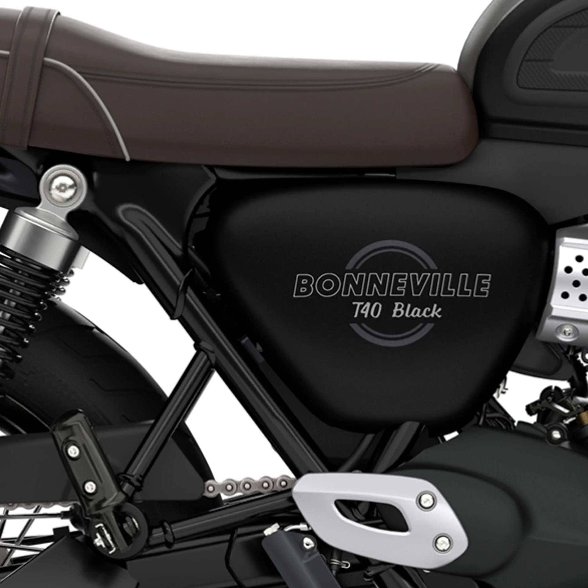 El clásico asiento biplaza, un rasgo característico de cualquier Bonneville, refuerza el carácter auténtico de la T40 Black<b> </b>al tiempo que ofrece confort diario. El generoso acolchado de espuma garantiza el confort tanto del piloto como del pasajero, mientras que el asiento acanalado añade un toque de estilo clásico. El asiento biplaza acabado en marrón luce el logotipo de Triumph en la parte trasera para darle un toque claramente reminiscente del pasado de la marca.