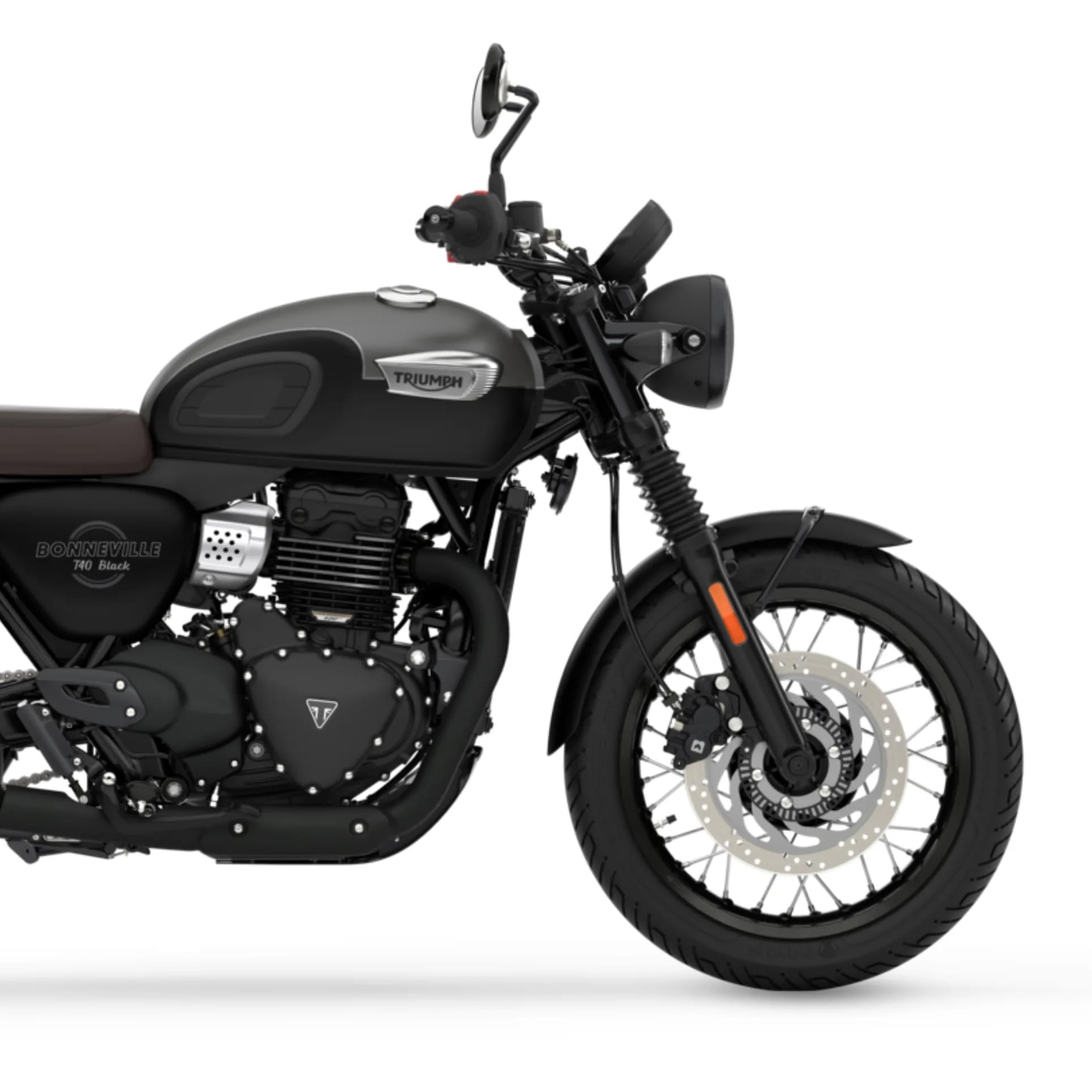 Le châssis moderne est optimisé pour offrir une maniabilité agile et rassurante, tout en conservant les proportions classiques de la Bonneville. À l’avant, les fourches classiques affichent 130 mm de débattement, quand à l’arrière, le double amortisseur comprend le réglage de précharge et 130 mm de débattement. Cette configuration de suspension, associée à un tout nouveau cadre, offre une maniabilité dynamique à la Bonneville T40 Black tout en conservant un look classique et le double amortisseur Bonneville caractéristique.