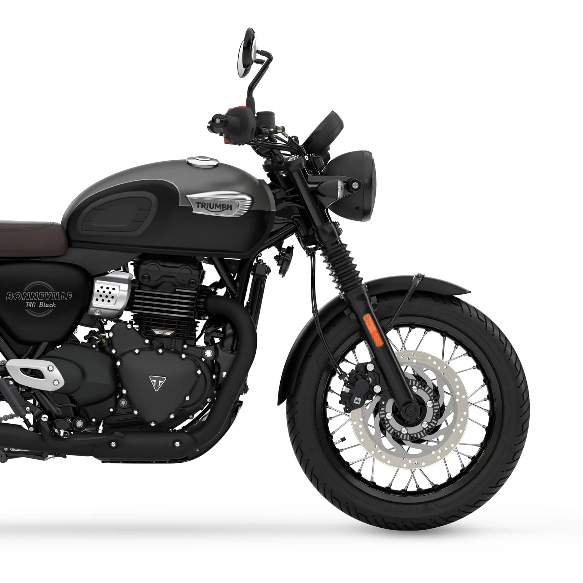 El moderno chasis está optimizado para ofrecer una manejabilidad ágil e inspiradora de confianza, manteniendo las proporciones clásicas de las Bonneville. La horquilla delantera de estilo clásico tiene 130 mm de recorrido, mientras que los dos amortiguadores traseros cuentan con ajuste de precarga y 130 mm de recorrido. Esta configuración de la suspensión, junto con un chasis completamente nuevo para la Bonneville T40 Black, ofrece un comportamiento dinámico sin renunciar al aspecto clásico ni al característico doble amortiguador de las Bonneville.