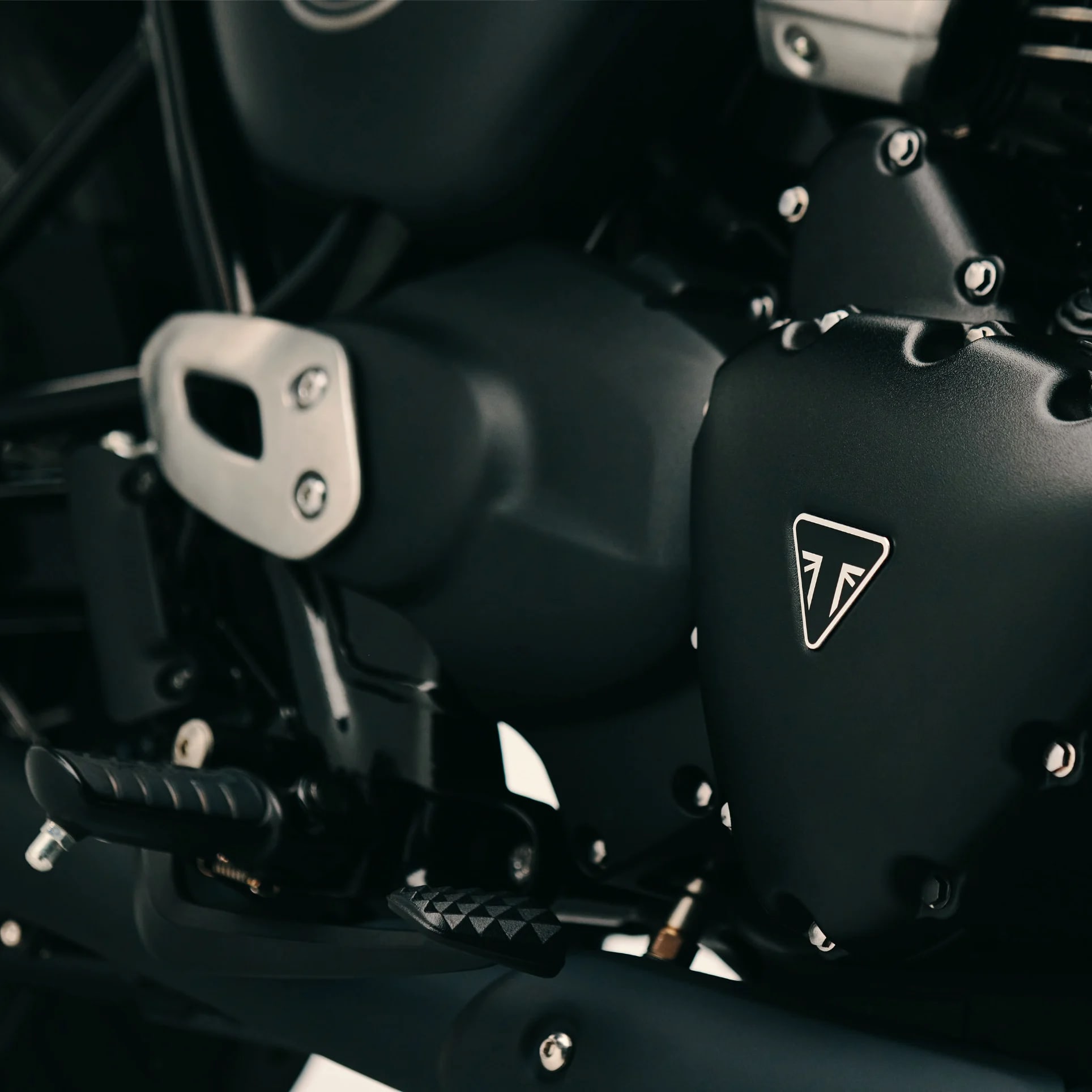 The beautiful 350cc TR Series engine has the clean and uncluttered profile that’s instantly recognisable as a Triumph Modern Classic.

The blacked-out cooling fins on the cylinder head and large finned header roses  are a nod to Bonnevilles of the past. Powder coated engine casings introduce a subtle modern edge that enhances the darker character of the T40 Black.