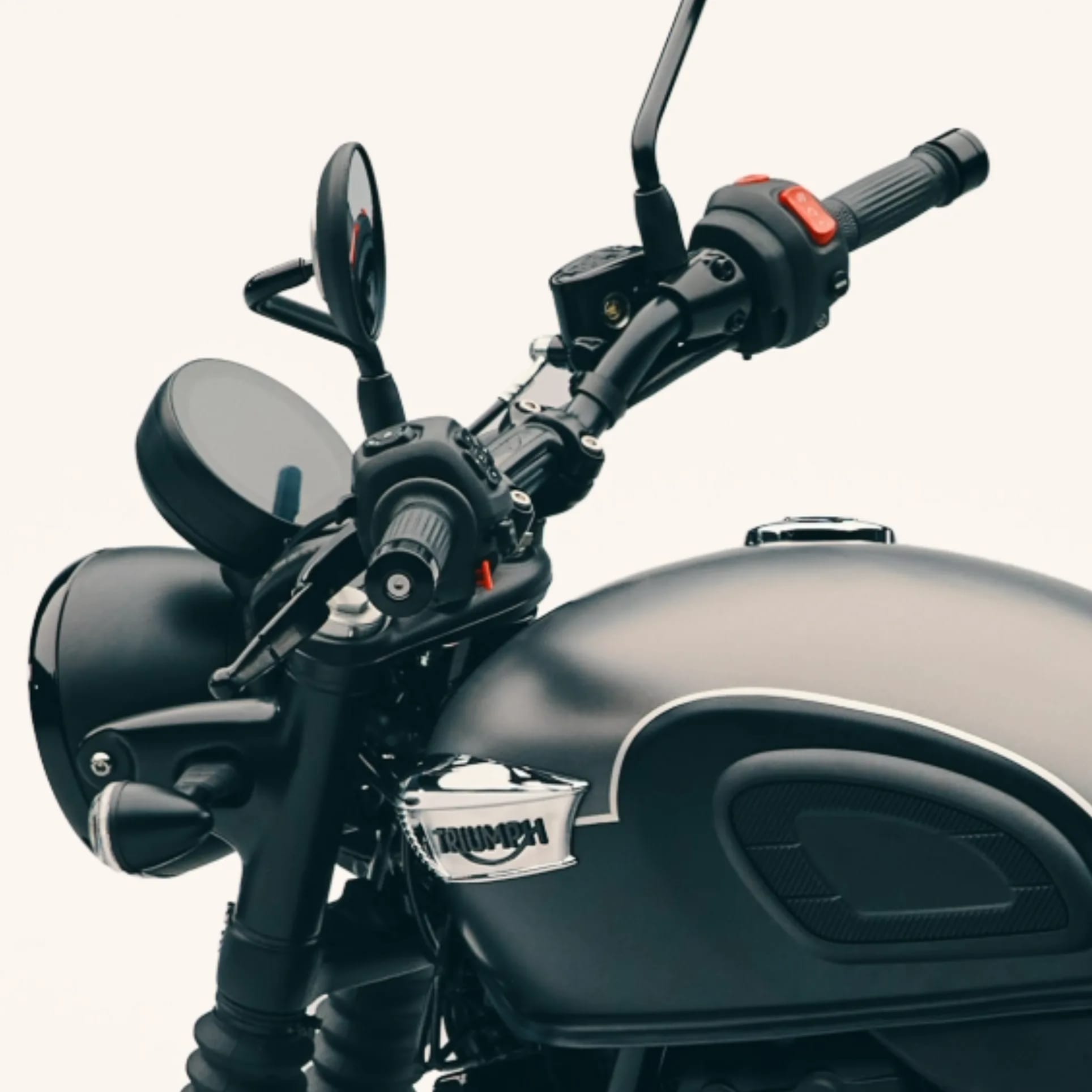 Une gamme d’accessoires est disponible pour améliorer le confort et la praticité de votre Bonneville T40 Black. Une selle basse en option, en finition noire ou marron, diminue la hauteur de la selle de 20 mm, la portant à 770 mm. Pour les longs trajets, une selle confort est disponible, ainsi qu’un dossier pour améliorer le confort du passager. Afin de protéger votre moto, vous pouvez opter pour un couvercle de radiateur, un carénage de carter d’huile en aluminium et des barres de protection du moteur. Des options de bagagerie et des clignotants compacts à LED sont aussi disponibles pour permettre aux motards de faire de la T40 la Bonneville de leurs rêves.
