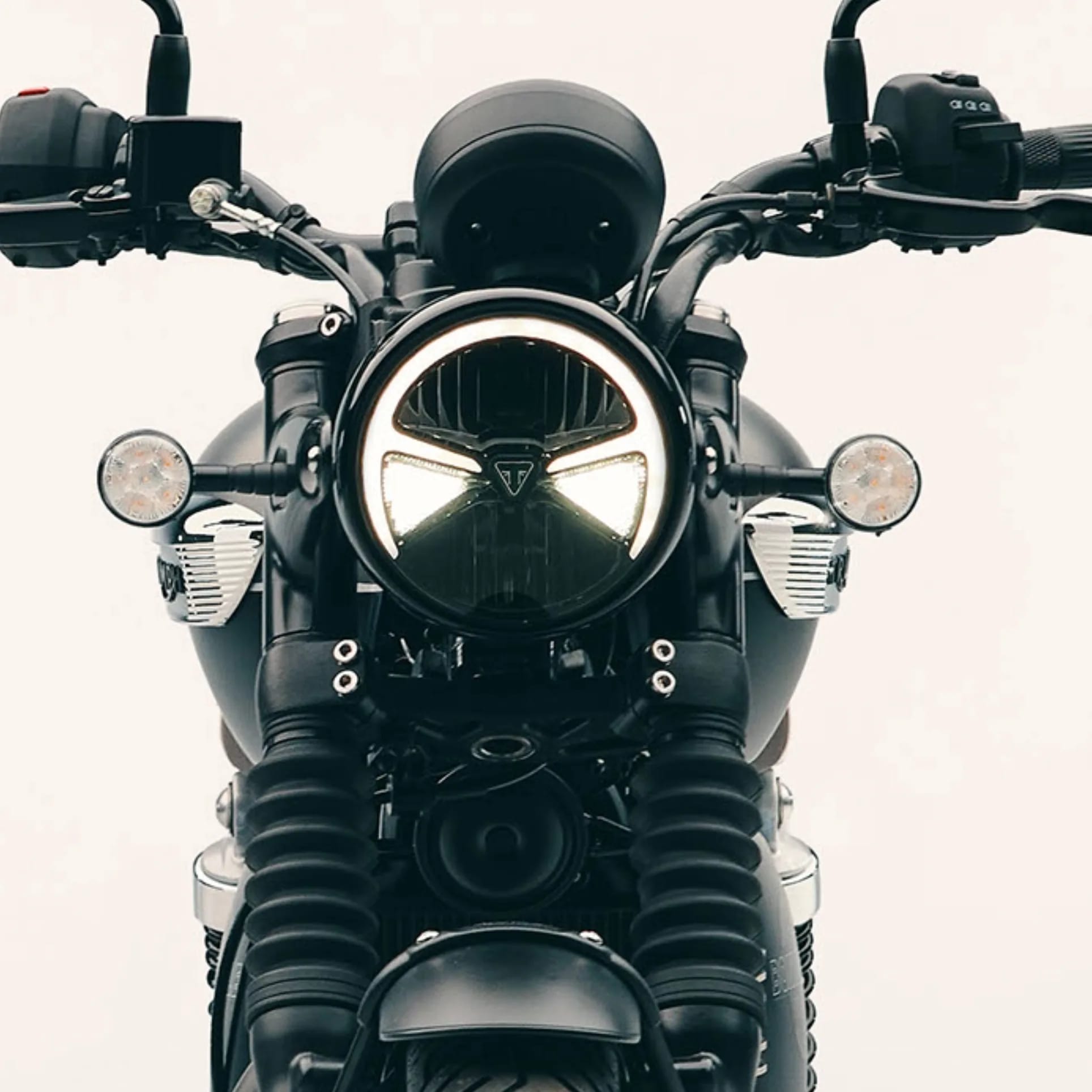 La Bonneville T40 Black est équipée d’un éclairage moderne 100 % LED assurant une excellente visibilité en toutes circonstances. À l’avant, le phare rond à LED classique intègre des feux de jour caractéristiques*. Pour plus de praticité et de confiance, le phare passe automatiquement des feux de jour aux feux de croisement quand la luminosité baisse. Les commodos sont rétroéclairés pour améliorer l’expérience de conduite et la facilité d’utilisation en cas de faible luminosité.