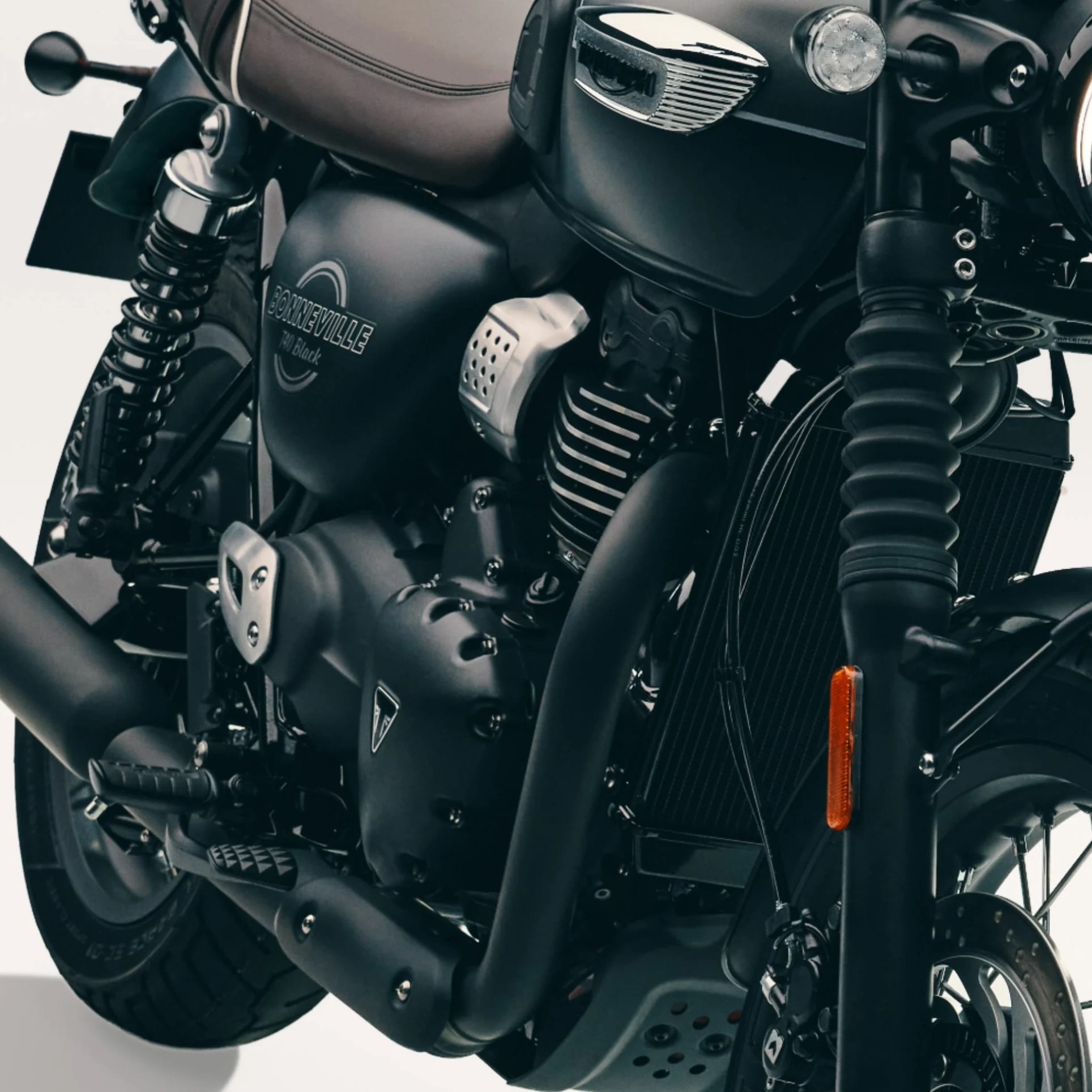 Avec un intervalle d’entretien de 16 000 km, la Bonneville T40 Black est conçue pour vous permettre de rouler plus longtemps entre deux rendez-vous en atelier. La réduction des entretiens limite les coûts de fonctionnement et les temps d’immobilisation et vous octroie plus de temps pour la planification de vos voyages, ce qui fait de la Bonneville T40 la partenaire idéale du quotidien et des grandes aventures.