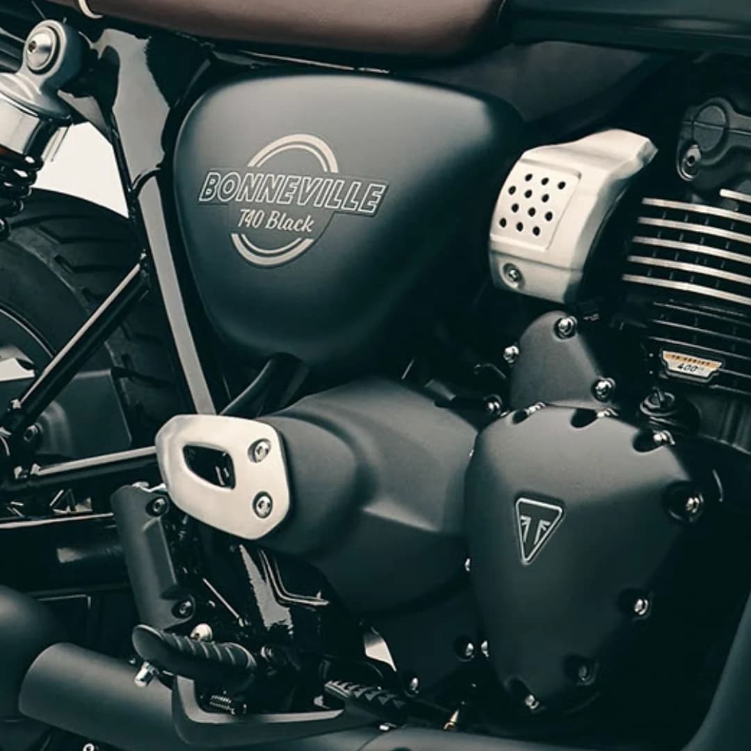 Derrière le look classique du moteur TR Series se cache un groupe motopropulseur résolument moderne, conçu pour offrir des performances contemporaines et un caractère authentique. Avec sa puissance de 32 ch à 7 000 tr/min, la T40 Black offre des performances rassurantes, en plus de son caractère classique. Le moteur TR Series à refroidissement liquide est associé à un accélérateur électronique, 5 modes de conduite et un antipatinage sensible à l’angle d’inclinaison. Ces composants s’associent pour offrir une expérience de conduite Bonneville facile.