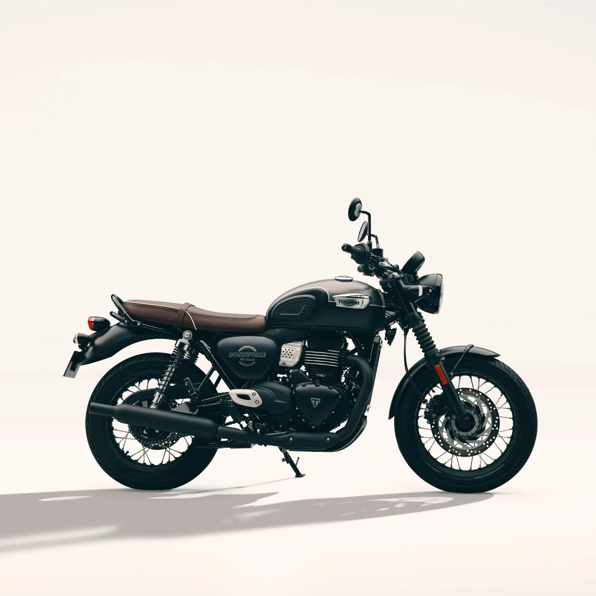 La Bonneville T40 Black reprend les codes esthétiques inimitables des modèles de plus grosse cylindrée de la famille Bonneville, avec une silhouette classique immédiatement reconnaissable. Le réservoir de carburant en goutte d’eau, le phare rond et les garde-boue plus longs affichent des lignes gracieuses, tandis qu’un silencieux conique complète le design et crée des proportions équilibrées et un design intemporel. La fourche classique et le double amortisseur arrière créent un look cohérent, tout en veillant à ce que la T40 reste fidèle à son héritage et soit immédiatement reconnaissable comme une Bonneville.