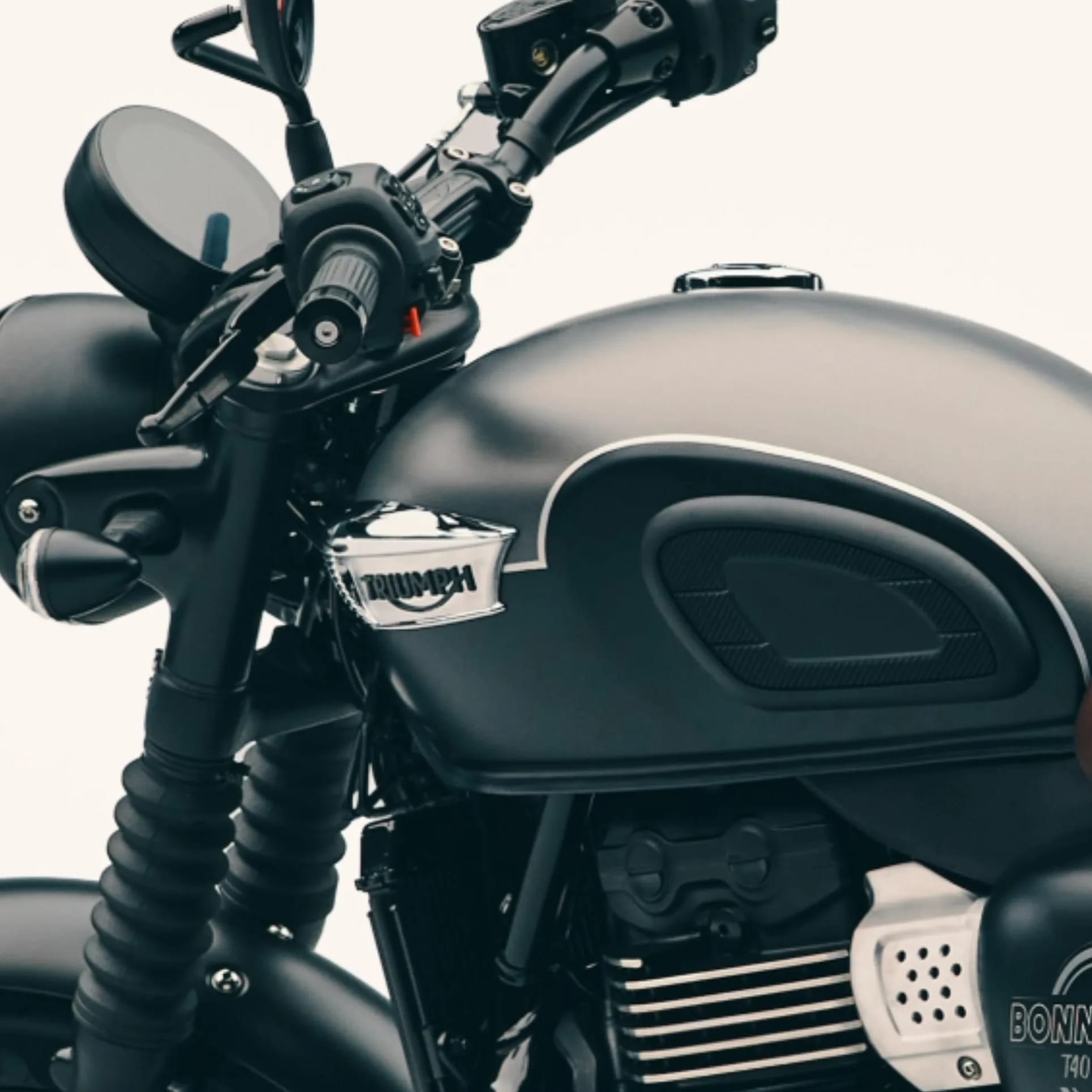 Le réservoir de carburant en goutte d’eau de la Bonneville T40 Black est au cœur de sa silhouette emblématique. Immédiatement reconnaissables, sa forme gracieuse et ses proportions équilibrées sont au cœur de l’intemporel look Bonneville et dotent la moto d’une présence assurée et élégante. Les peintures inspirées de notre héritage et le liseré peint à la main soulignent la forme du réservoir et renforcent l’apparence de qualité et le souci du détail.