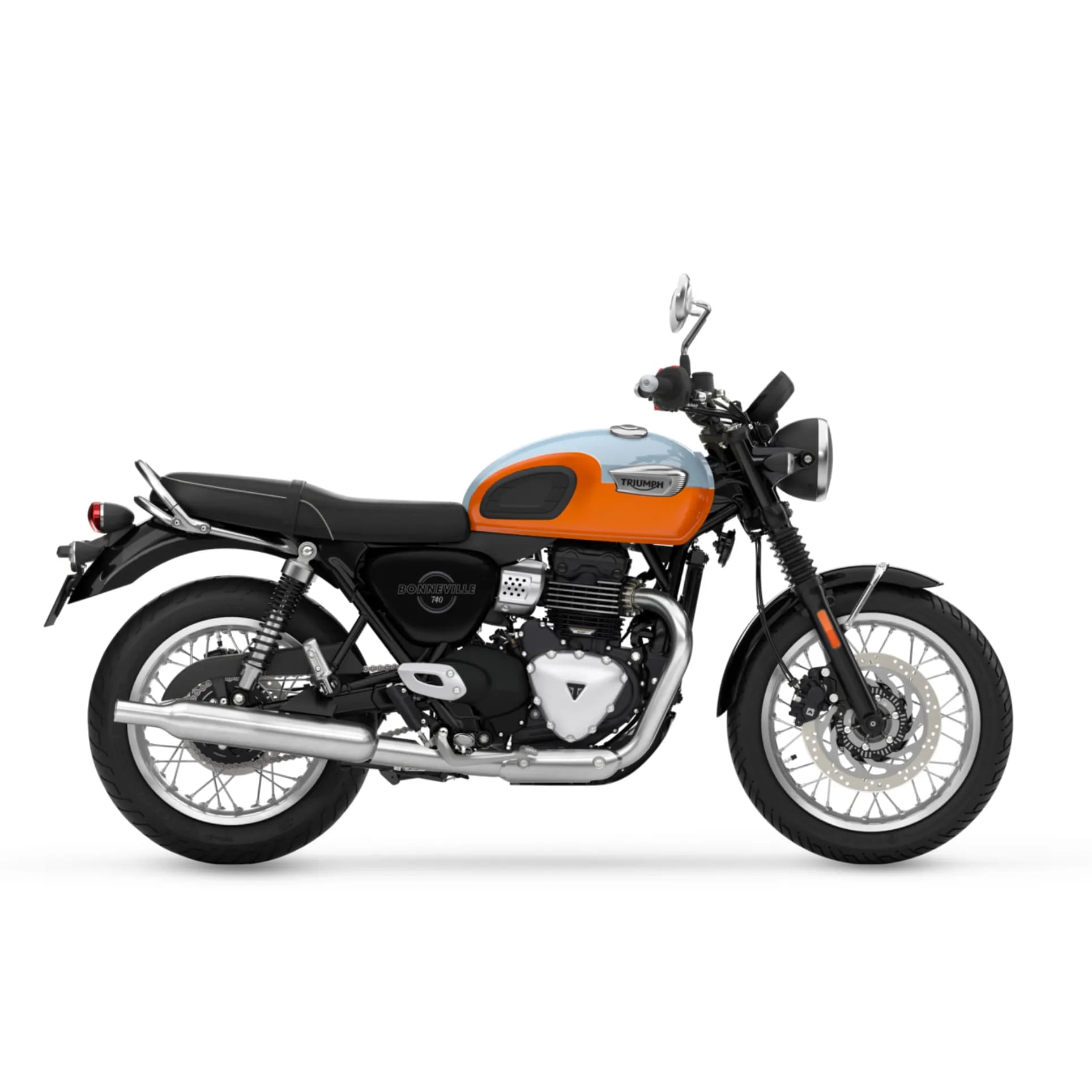 Une position de conduite décontractée et une selle confortable s’associent pour permettre à la Bonneville T40 d’offrir une expérience de conduite détendue et rassurante. L’ergonomie est essentielle à la conduite naturelle de la Bonneville T40. La position de conduite est redressée et le guidon et les repose-pieds offrent une position confortable. Cette posture de conduite neutre et intuitive réduit la fatigue et améliore le contrôle, contribuant ainsi à offrir l’expérience de conduite naturelle et agréable typique du nom Bonneville.