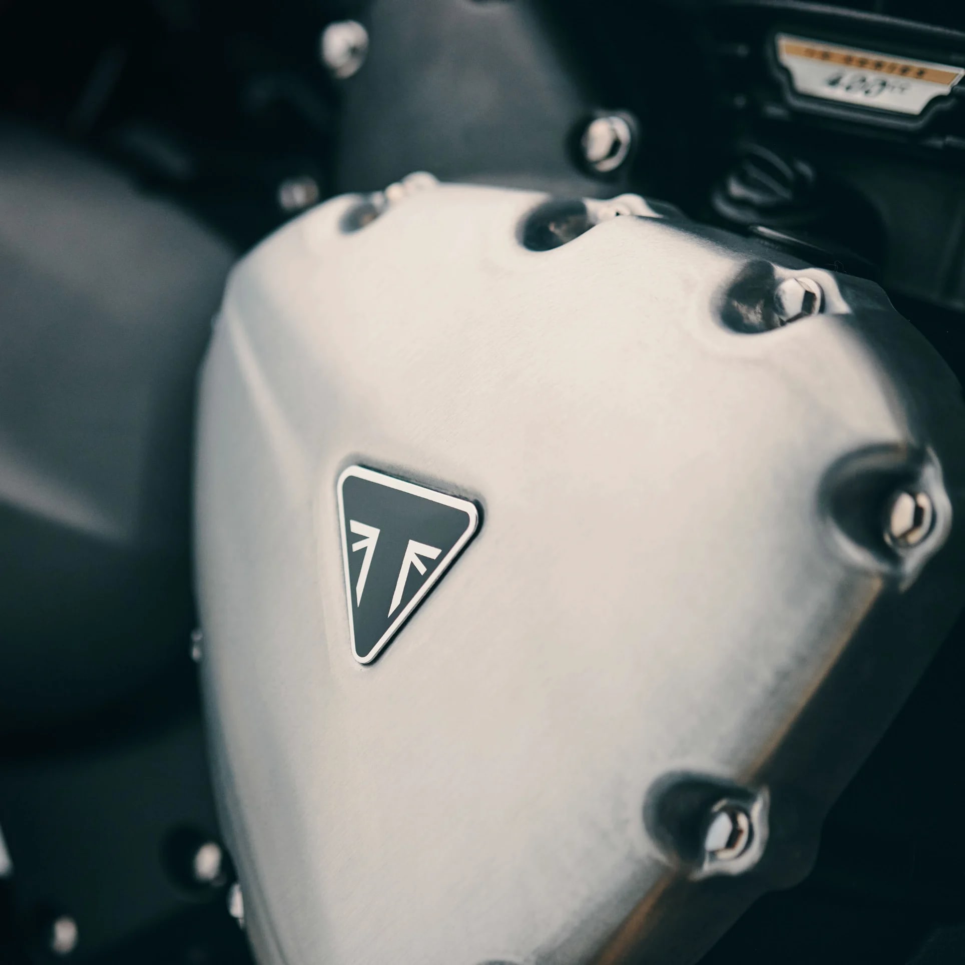 Avec un intervalle d’entretien de 16 000 km, la Bonneville T40 est conçue pour vous permettre de rouler plus longtemps entre deux rendez-vous en atelier. La réduction des entretiens limite les coûts de fonctionnement et les temps d’immobilisation et vous octroie plus de temps pour la planification de vos voyages, ce qui fait de la Bonneville T40 une partenaire idéale des trajets quotidiens et des grandes aventures.