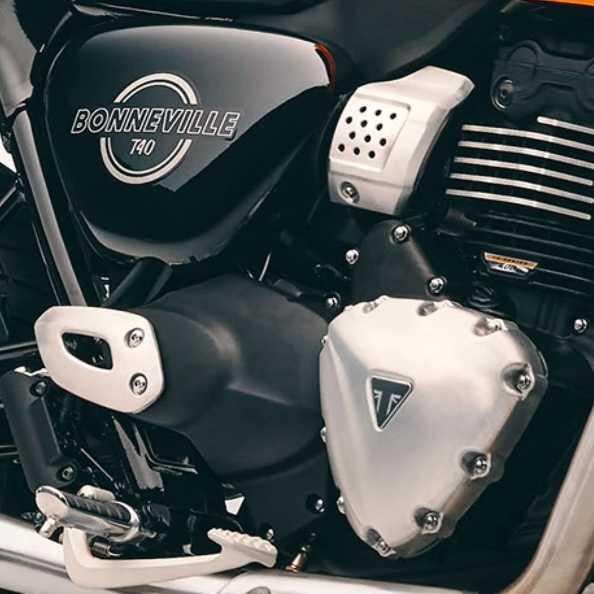 Sur la Bonneville T40, les câbles et les flexibles sont dissimulés. Le moteur TR Series conserve ainsi son look épuré et classique, tout en cachant l’ingénierie moderne du monocylindre. Le souci du détail est omniprésent. Le logo Triumph se retrouve par exemple sur les composants clés comme le pontet de guidon, le garde-boue avant, le carter moteur et les feux avant et arrière. Où que vous regardiez, le souci du détail et la qualité de l’exécution sont omniprésents sur la T40.