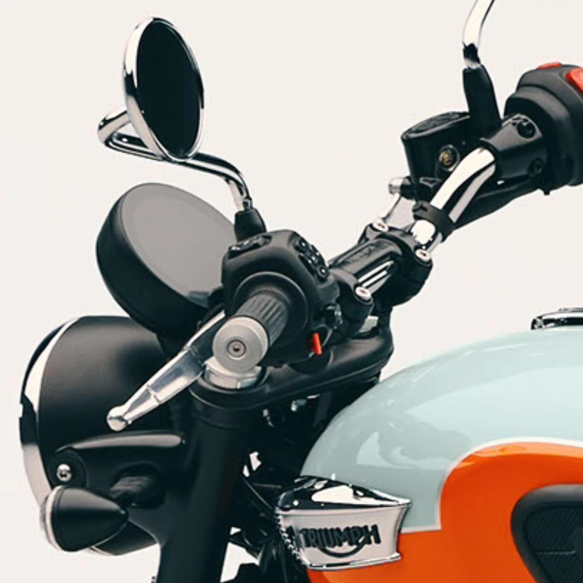 Une gamme d’accessoires est disponible pour améliorer le confort et la praticité de votre Bonneville T40. Une selle basse en option, en finition noire ou marron, diminue la hauteur de la selle de 20 mm, la portant à 770 mm. Pour les longs trajets, une selle confort est disponible, ainsi qu’un dossier pour améliorer le confort du passager. Afin de protéger votre moto, vous pouvez opter pour un couvercle de radiateur, un carénage de carter d’huile en aluminium et des barres de protection du moteur. Des options de bagagerie et des clignotants compacts à LED sont aussi disponibles pour permettre aux motards de faire de la T40 la Bonneville de leurs rêves.