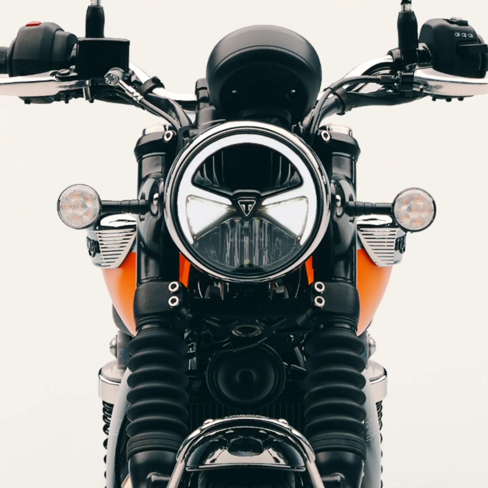 La Bonneville T40 est équipée d’un éclairage moderne 100 % LED assurant une excellente visibilité en toutes circonstances. À l’avant, le phare rond à LED classique intègre des feux de jour caractéristiques*. Pour plus de praticité et de confiance, le phare passe automatiquement des feux de jour aux feux de croisement quand la luminosité baisse. Les commodos sont rétroéclairés pour améliorer l’expérience de conduite et la facilité d’utilisation en cas de faible luminosité.