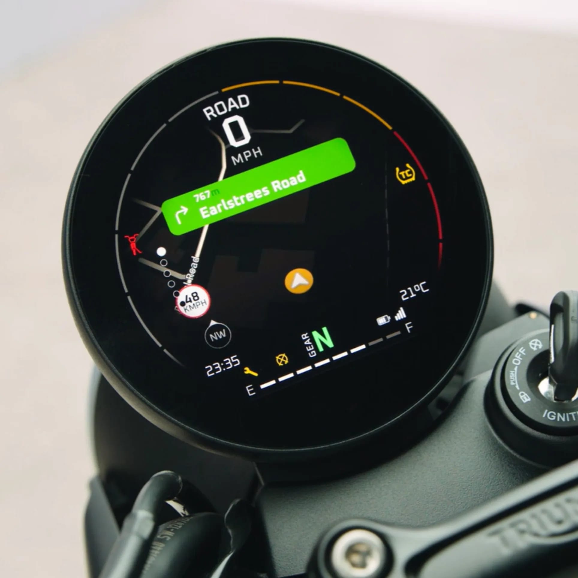 La Bonneville T40 inclut de série un tout nouveau système de cartographie basé sur la nouvelle application Triumph Navigation. Avec une vue en plein écran l’affichage des limitations de vitesse* sur l’écran TFT, la découverte de nouveaux itinéraires n’a jamais été plus facile. Puisque l’écran TFT vous permet d’accéder à vos destinations préférées, aux points d’intérêt et à vos dernières recherches, vous pouvez laisser votre téléphone dans votre poche et vous concentrer sur le plaisir de la conduite.