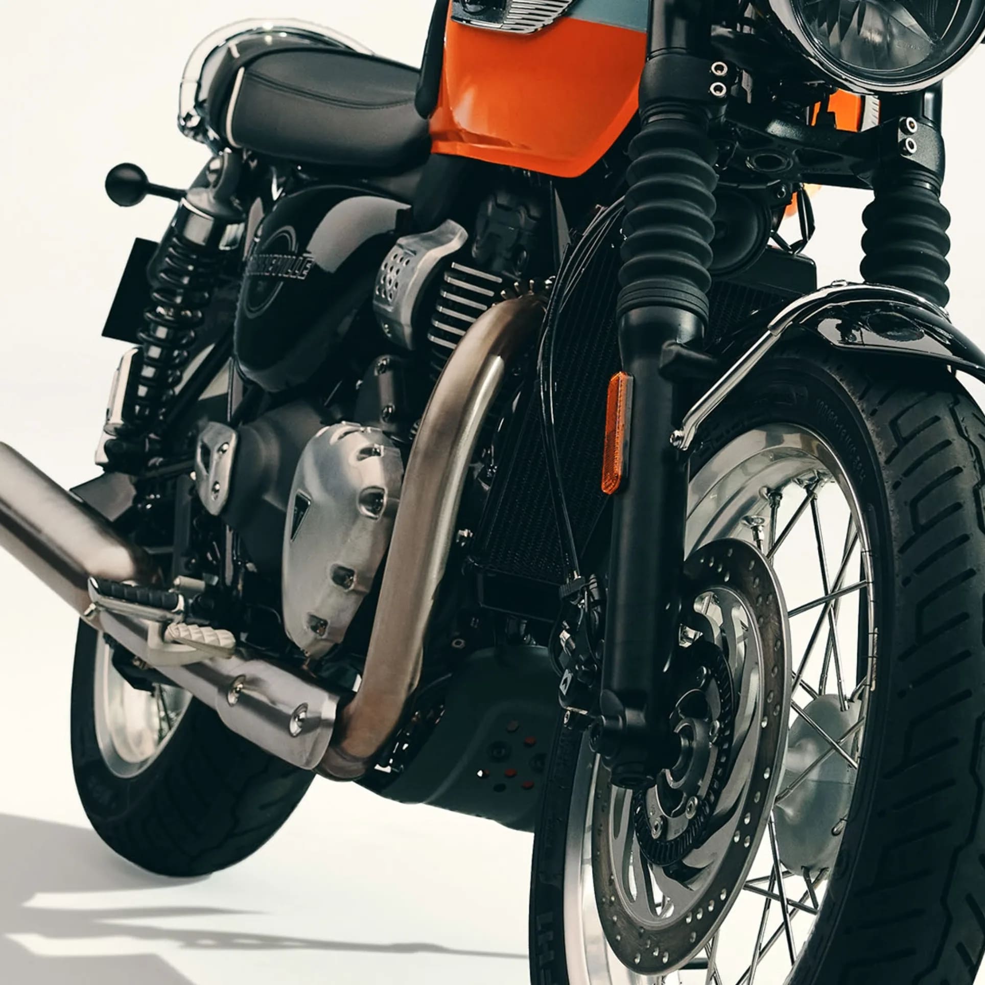 Avec un intervalle d’entretien de 16 000 km, la Bonneville T40 est conçue pour vous permettre de rouler plus longtemps entre deux rendez-vous en atelier. La réduction des entretiens limite les coûts de fonctionnement et les temps d’immobilisation et vous octroie plus de temps pour la planification de vos voyages, ce qui fait de la Bonneville T40 une partenaire idéale des trajets quotidiens et des grandes aventures.