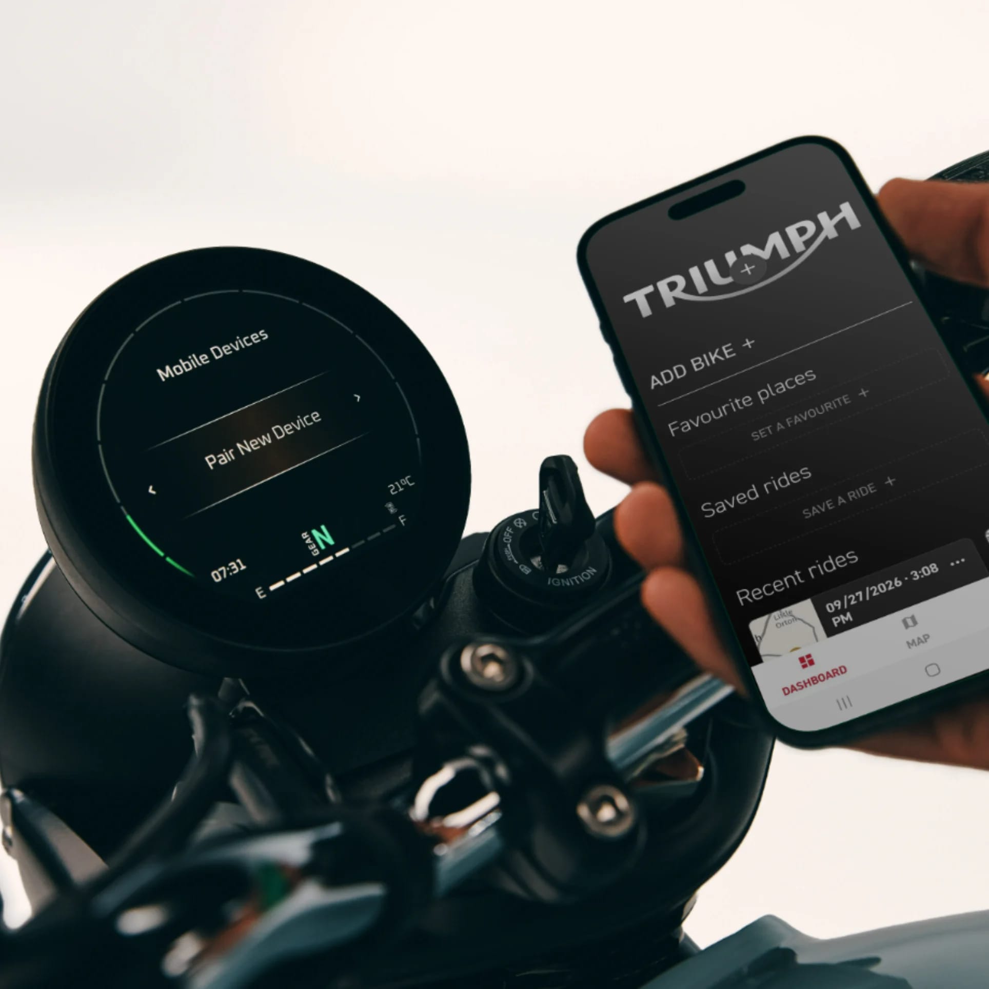 La connectivité du téléphone est incluse de série et est accessible de manière intuitive via l’écran TFT. Les pilotes peuvent répondre aux appels, accéder à leurs contacts et contrôler la musique directement via le commodo gauche, pour rester connectés au monde qui les entoure. Pour un accès rapide et facile, les fonctions liées aux médias peuvent être attribuées à l’un des cinq widgets personnalisables. Ils sont faciles à parcourir pendant la conduite et les fonctionnalités clés restent toujours accessibles en une pression.