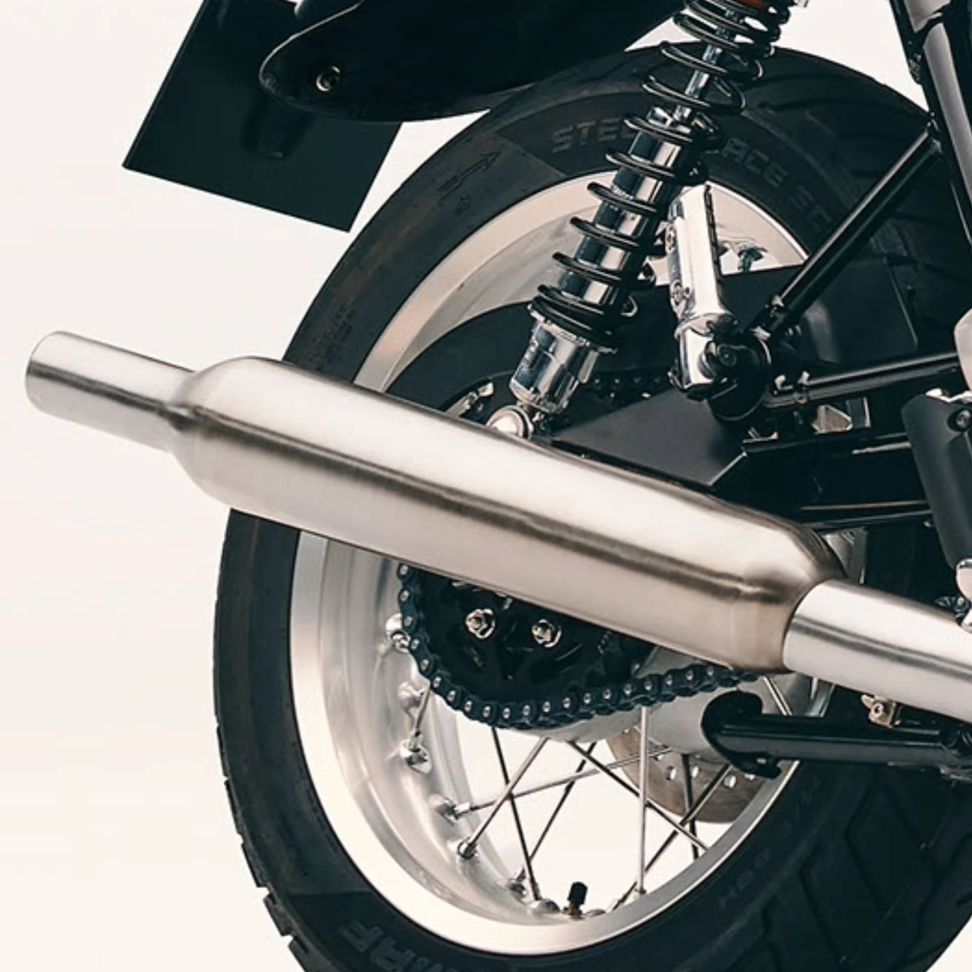 Le moteur monocylindre de 400 cm<sup>3</sup> produit un son d’échappement unique. Chaque tour de poignée fait s’élever des impulsions d’allumage claires et charismatiques. Le silencieux conique classique apporte de la profondeur au son d’échappement et renforce le caractère décontracté et engageant de la T40. La Bonneville T40 est optimisée pour tourner à un faible régime de ralenti, ce qui améliore son expérience de conduite décontractée.