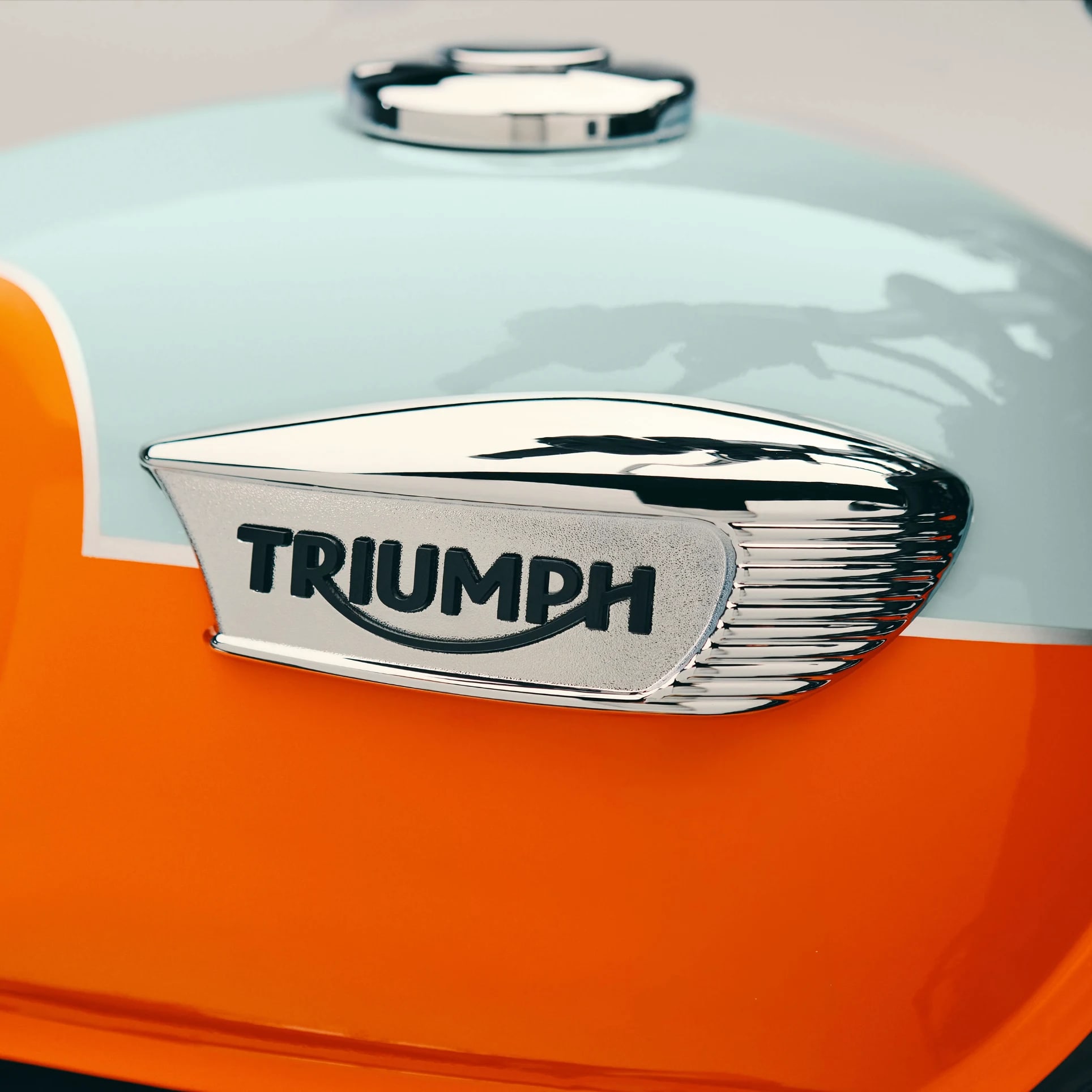 Le moteur TR Series de 400 cm<sup>3</sup> à refroidissement liquide allie un look classique et des performances modernes. La Bonneville T40 est équipée d’un moteur dédié doté d’une culasse révisée et d’un nouveau réglage moteur, au service d’une expérience de conduite Bonneville coupleuse. Pour garder un superbe look classique, les câbles et les flexibles nécessaires aux performances et fonctionnalités modernes sont soigneusement dissimulés. Le moteur affiche le badge triangulaire Triumph classique qui contribue au design minimaliste et épuré du moteur, central au look classique de la T40.