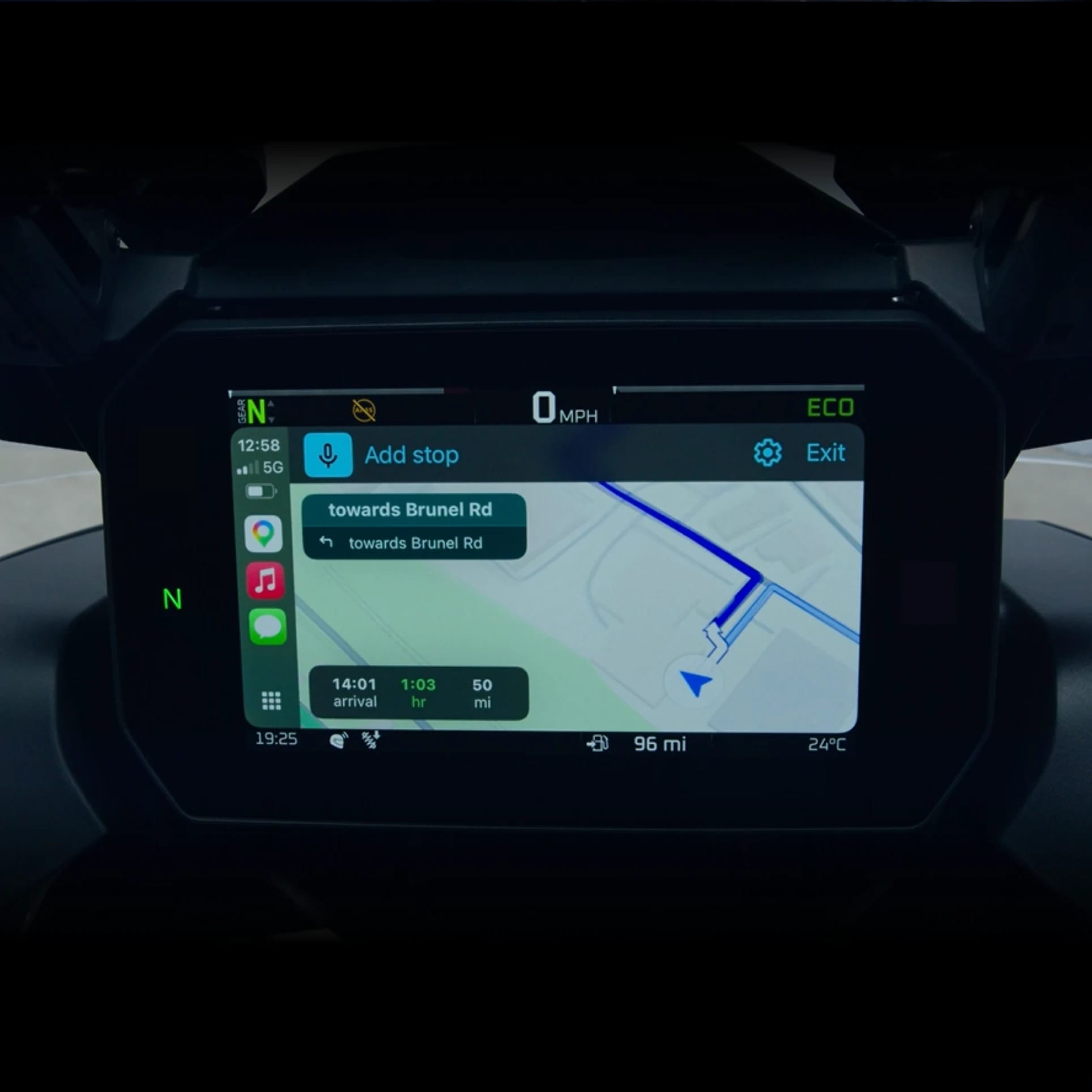 À la pointe de l’industrie et immédiatement familiers, Apple CarPlay et Android Auto se connectent sans fil à votre iPhone ou téléphone Android™ et s’affichent avec une clarté exceptionnelle sur le grand écran tactile haute définition. Chaque système offre une connexion fluide à vos applications préférées de musique, de messagerie, de navigation et bien plus encore.

Accessibles via l’écran tactile et commandés depuis les commodos pendant la conduite, un joystick permet une navigation intuitive dans les menus et un accès rapide à toutes les fonctions. La commande vocale mains libres est assurée par Siri® sur Apple CarPlay et Google Gemini sur Android Auto.

(Les modèles destinés au marché japonais utilisent une connexion filaire)

(pour profiter pleinement des avantages d’Apple CarPlay et d’Android Auto, un casque Bluetooth compatible est requis)

Apple CarPlay est une marque d’Apple Inc., déposée aux États-Unis et dans d’autres pays et régions.
Android, Android Auto et Gemini sont des marques de Google LLC.
Un téléphone Android compatible et un forfait de données actif compatible sont requis.
La compatibilité et la disponibilité varient. Réservé aux personnes de 18 ans et plus.