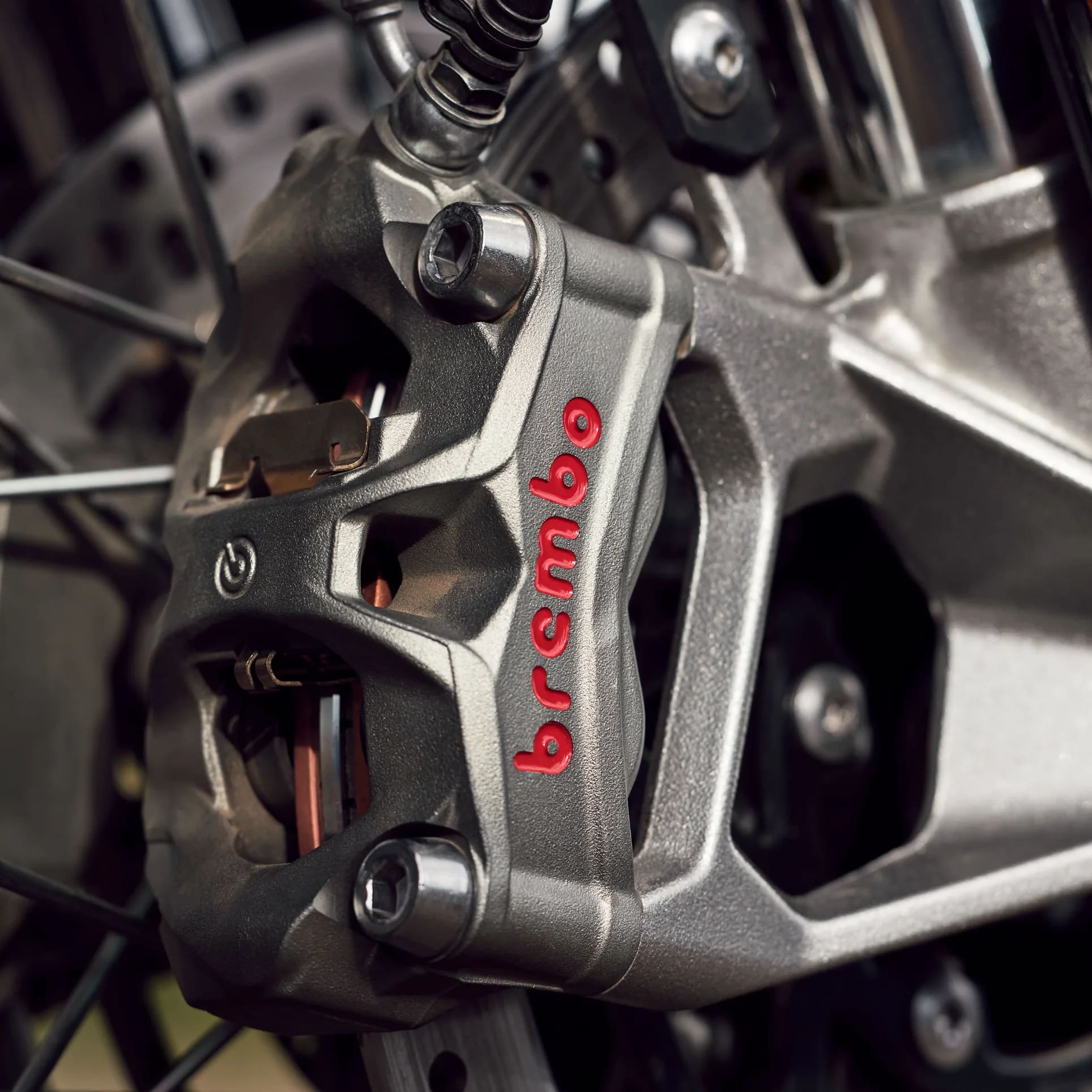Le freinage Brembo Stylema assure un freinage puissant et régulier avec des sensations et un contrôle exceptionnels. Les étriers hautes performances s’associent à un maître-cylindre radial Magura HC1 pour garantir une modulation précise et une réactivité de freinage assurée, tandis que le levier réglable offre un contrôle intuitif, réduit la fatigue et rassure à chaque freinage.