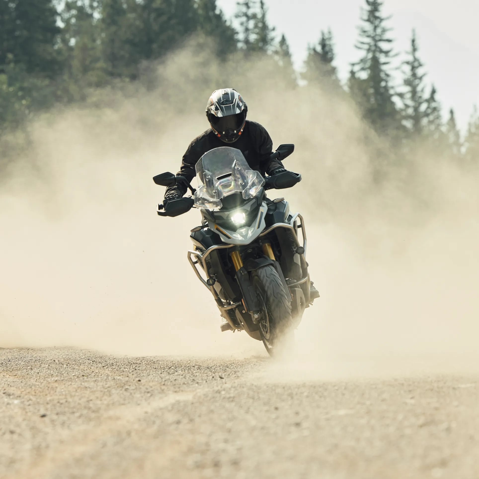 Les modes tout-terrain peuvent être sélectionnés pendant la conduite pour optimiser la réactivité de la commande des gaz, l’antipatinage et l’ABS (plus des fonctions connectées comme le lift control de la roue avant) sur surfaces meubles. Sur les versions Rally, le mode Off-road Pro désactive complètement l’antipatinage pour un contrôle sans filtre. Pour vous permettre de rouler à basse pression en tout-terrain, le système de contrôle de la pression des pneus passe à un affichage en direct, vous informant de la situation sans déclencher d’alerte. Dans les deux modes de conduite tout-terrain, la suspension à abaissement automatique est remplacée par des réglages de hauteur élevée/basse, permettant au pilote de passer rapidement d’une position pieds au sol à une garde au sol maximale sur simple pression d’un bouton.