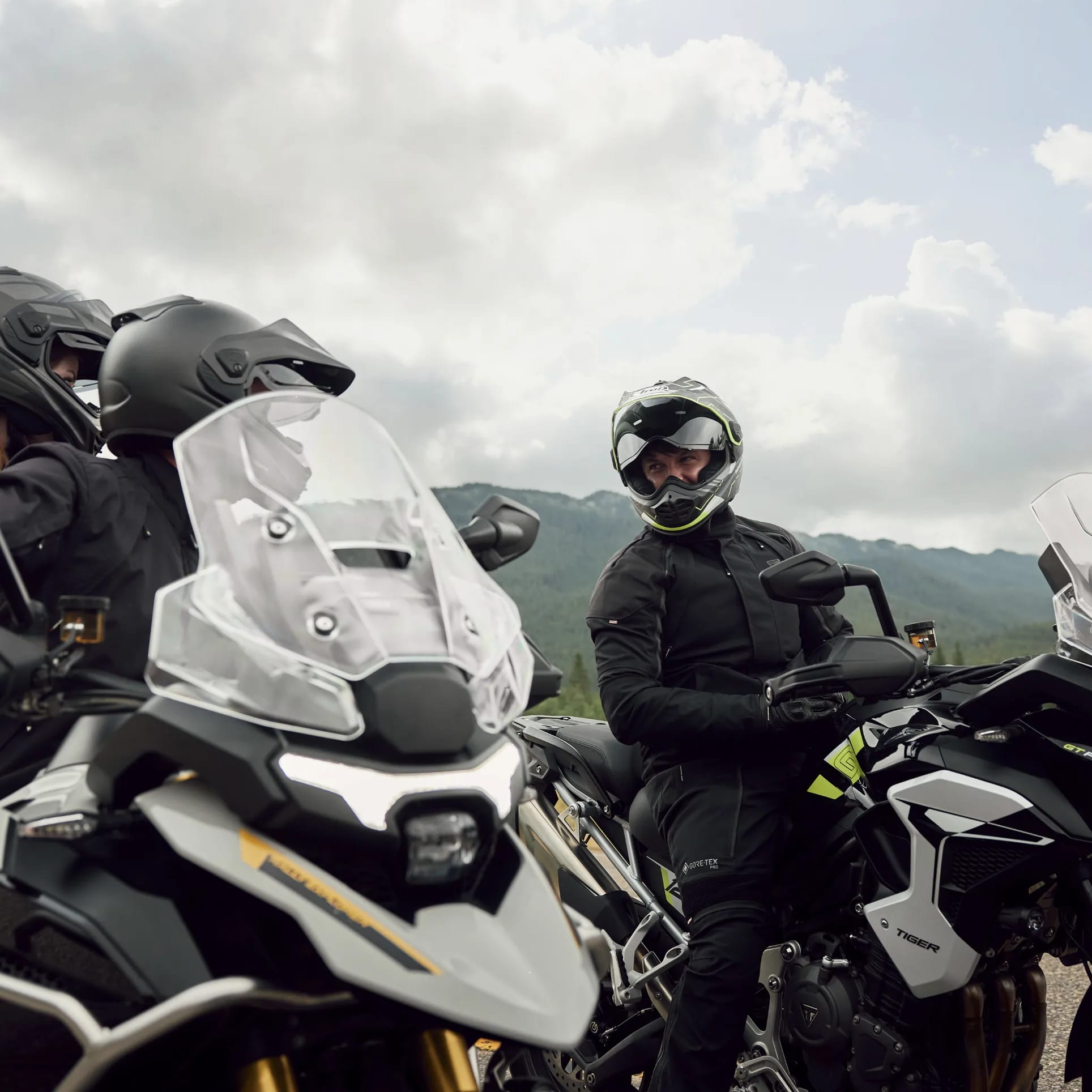 Que vous optiez pour la version Pro, avec sa généreuse capacité de carburant de 20 litres, ou pour les modèles Explorer de 30 litres, la Tiger 1200 offre une autonomie impressionnante pouvant atteindre 545 km qui permet d’espacer les ravitaillements*. Conçue pour les périples intenses, elle limite les arrêts à la pompe, décuple les kilomètres parcourus et vous permet de vous concentrer sur le voyage, où que la route vous mène. (*Autonomie basée sur les chiffres officiels de consommation de carburant homologués. L’économie de carburant réelle peut varier.)